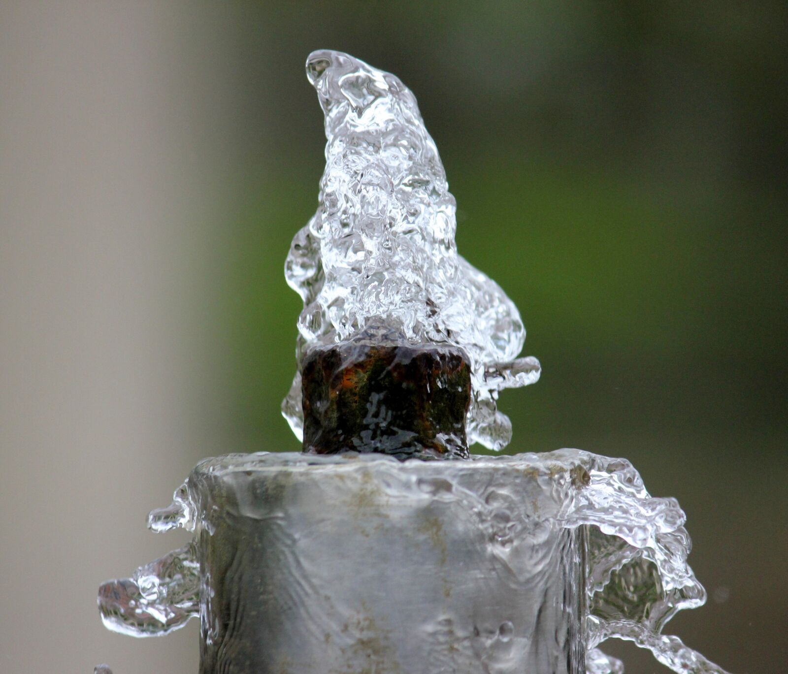 Canon EOS 550D (EOS Rebel T2i / EOS Kiss X4) sample photo. Fountain, water feature, bubble photography