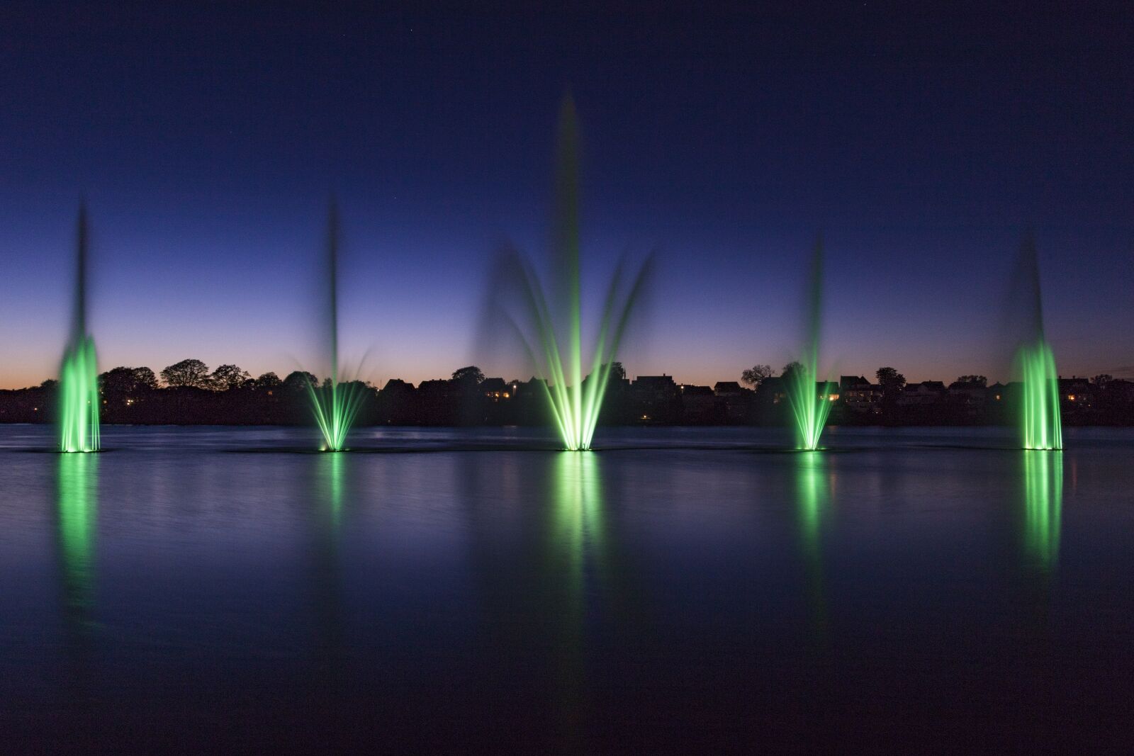 Canon EOS 750D (EOS Rebel T6i / EOS Kiss X8i) + Canon TS-E 90mm F2.8 Tilt-Shift sample photo. Fountain, green, denmark photography
