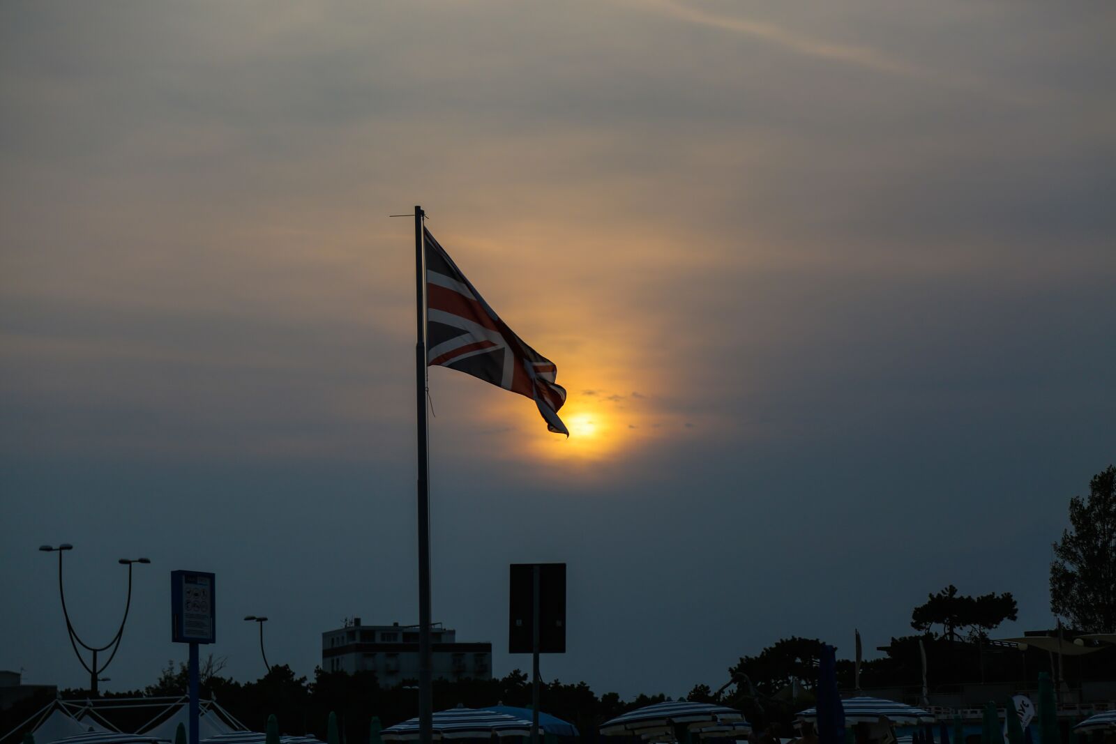 Canon EF 24-105mm F4L IS USM sample photo. Flag, sun, evening photography