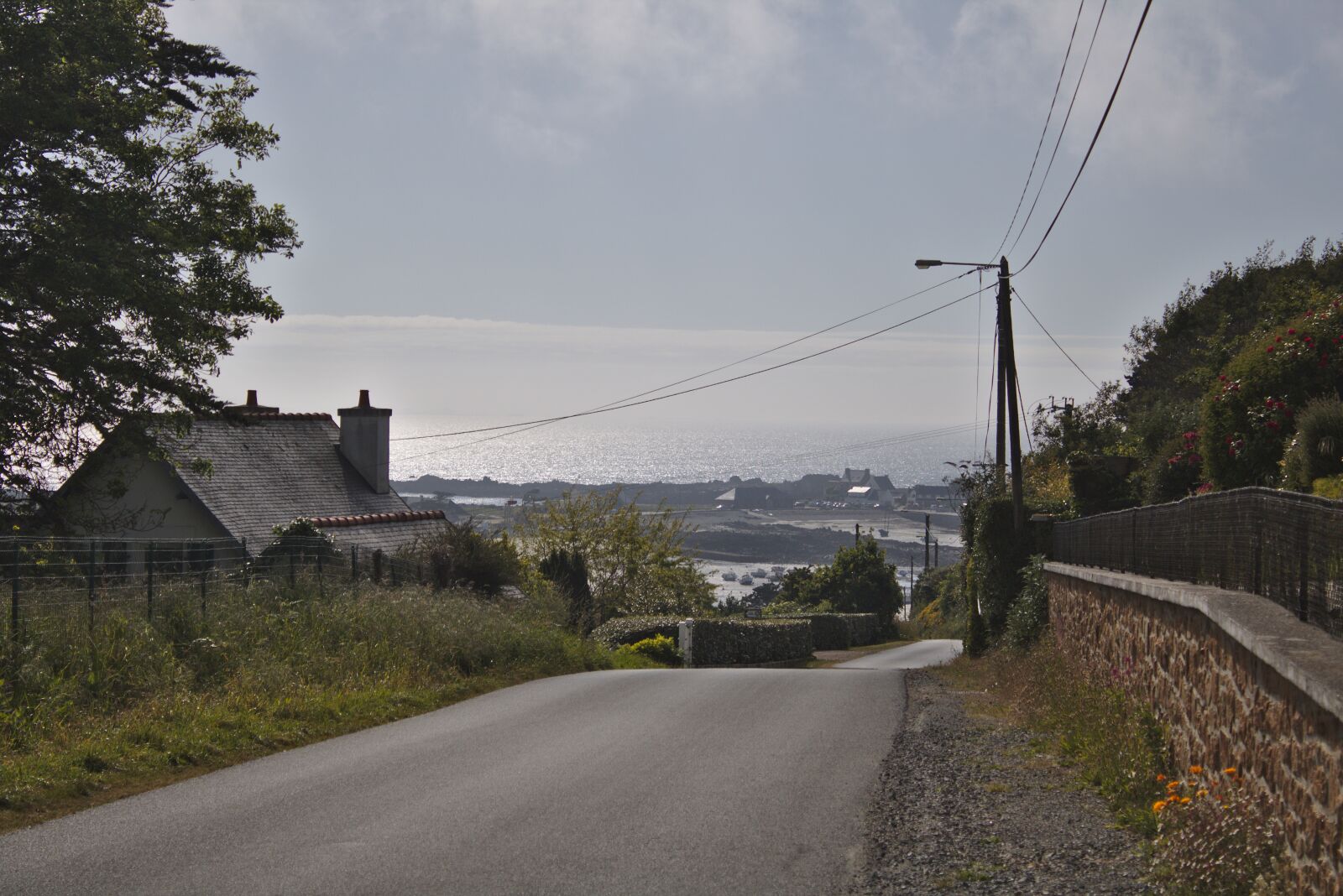 Canon EOS 750D (EOS Rebel T6i / EOS Kiss X8i) + Canon EF-S 18-55mm F3.5-5.6 IS II sample photo. Road, coastline, brittany photography