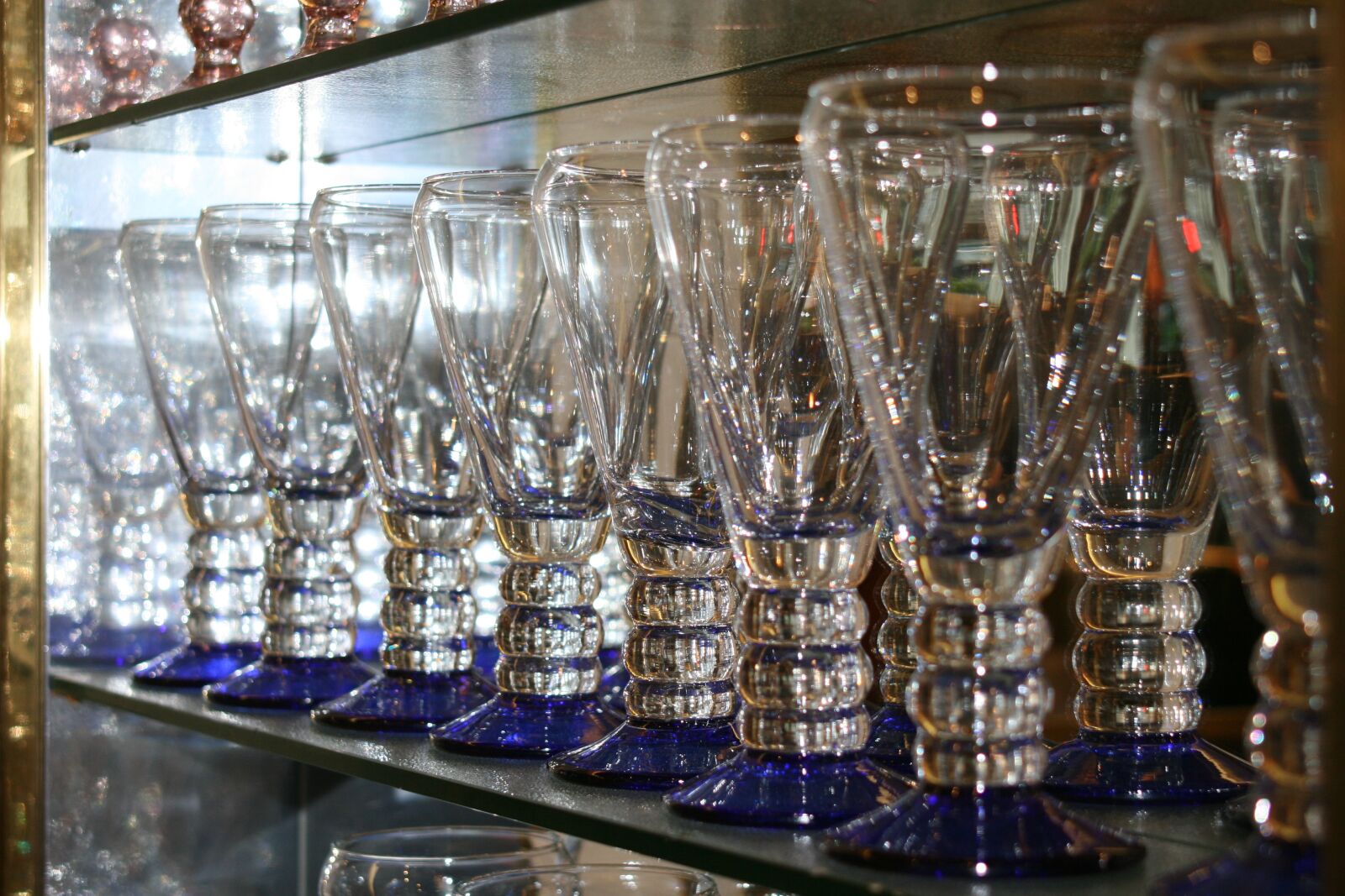 Canon EOS 400D (EOS Digital Rebel XTi / EOS Kiss Digital X) sample photo. Glass, glasses, restaurant photography
