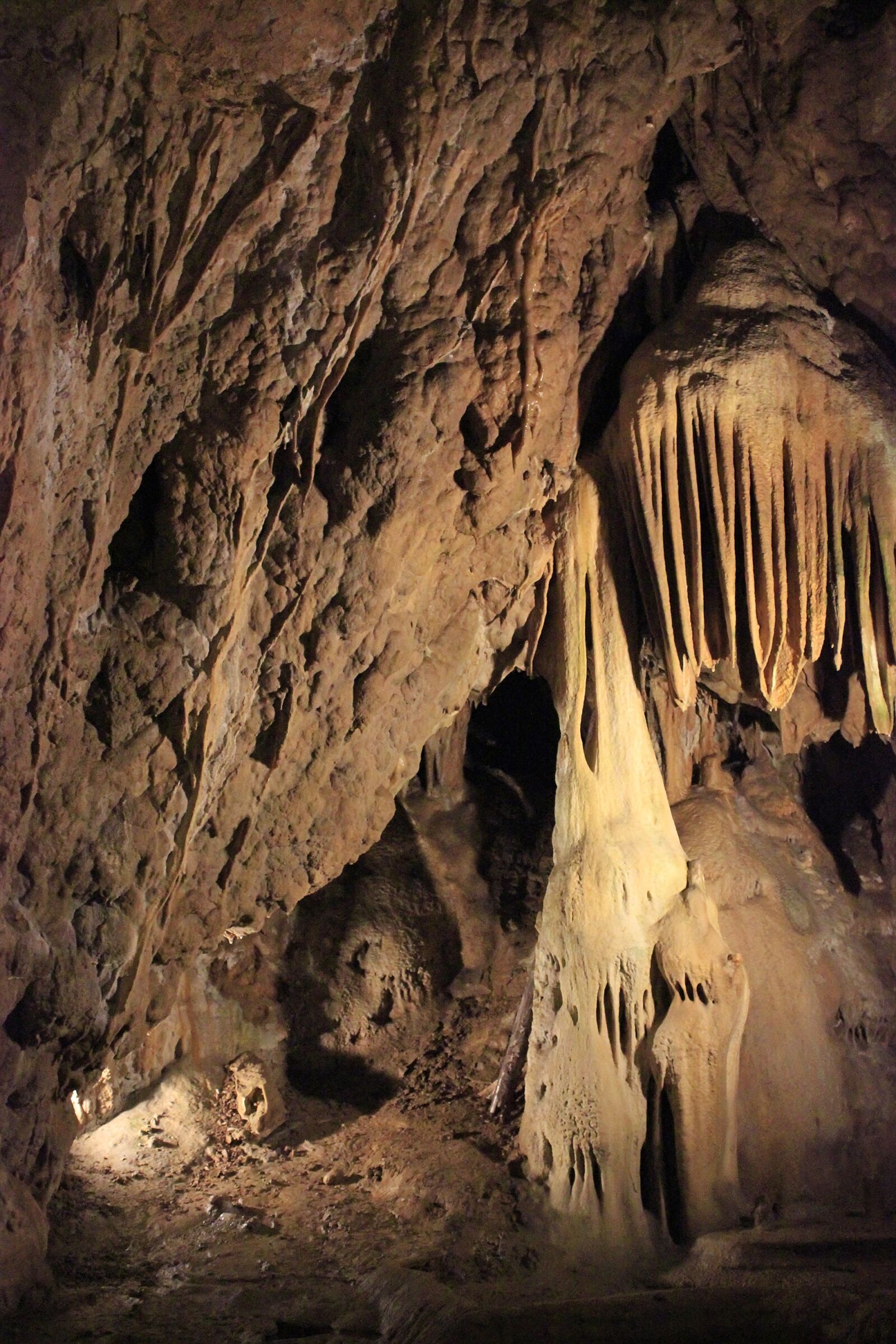 Canon EOS 550D (EOS Rebel T2i / EOS Kiss X4) sample photo. Cave, creepy, ancient photography