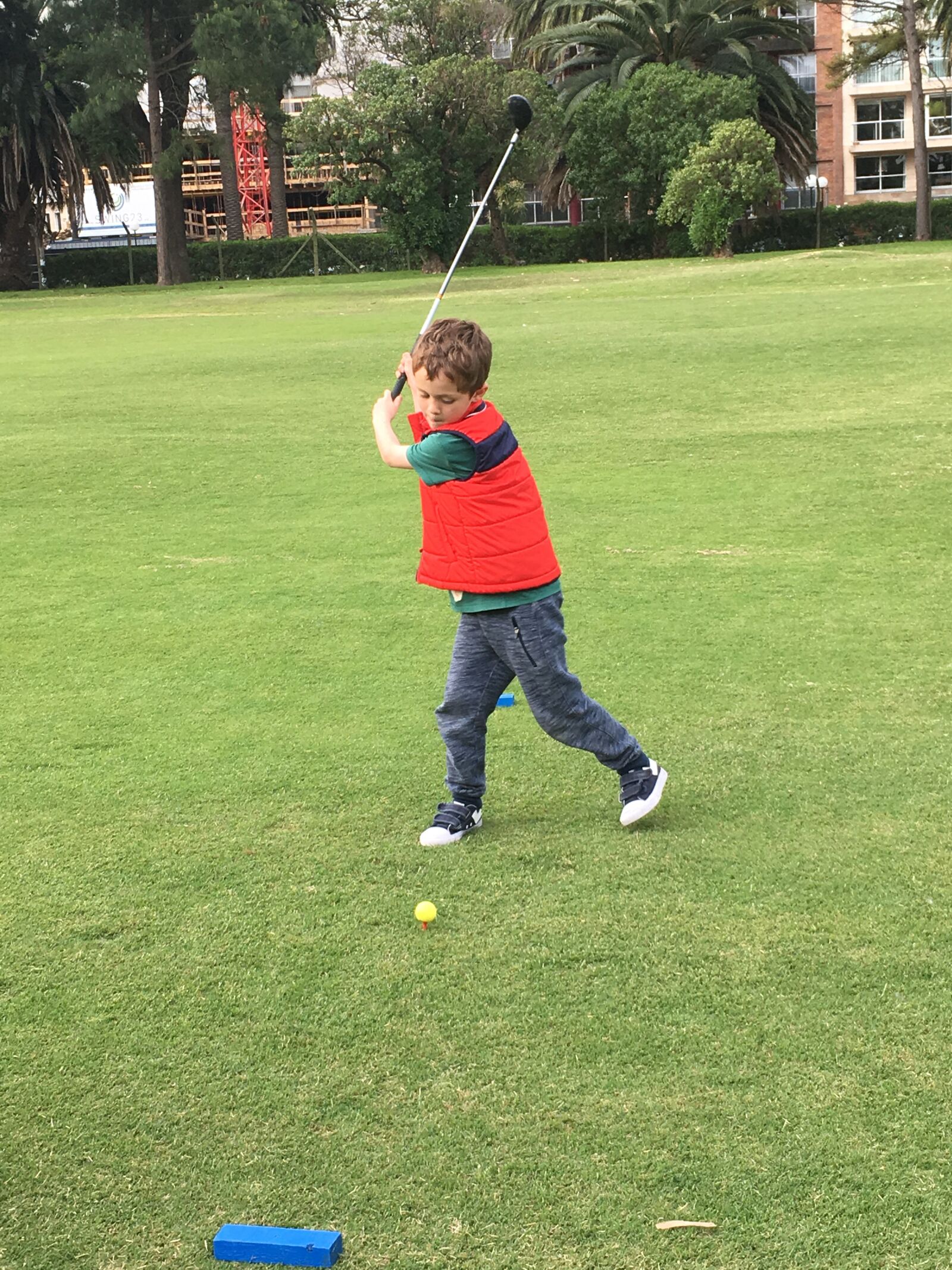 iPhone SE back camera 4.15mm f/2.2 sample photo. Practicing, golf, before photography