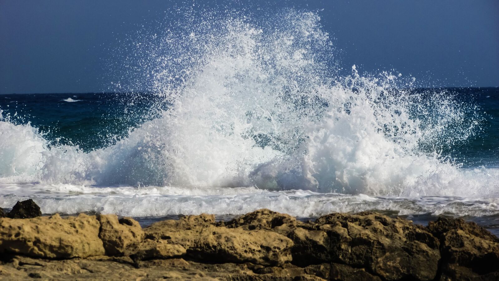 Canon PowerShot SX400 IS sample photo. Wave, bubbles, foam photography