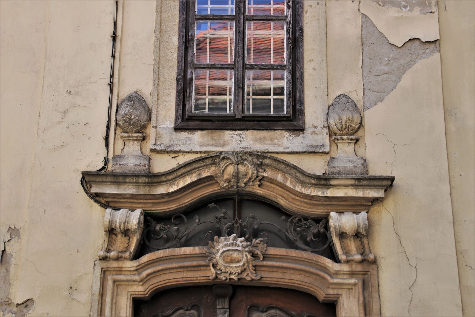 Canon EOS 80D sample photo. Kamienica, entrance, old windows photography
