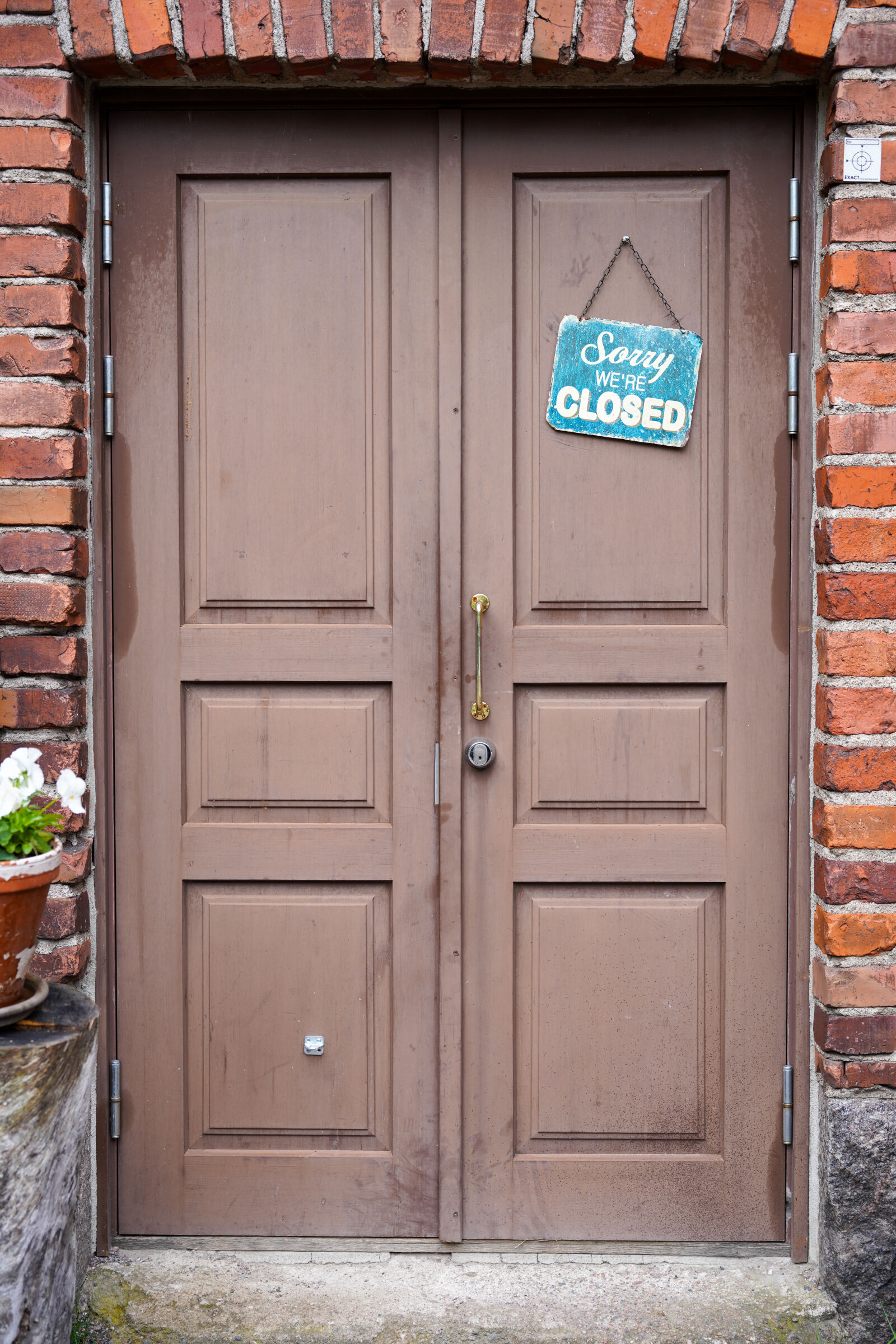 Sony a7R IV + Sigma 28-70mm F2.8 DG DN | C sample photo. Closed sign doorway photography