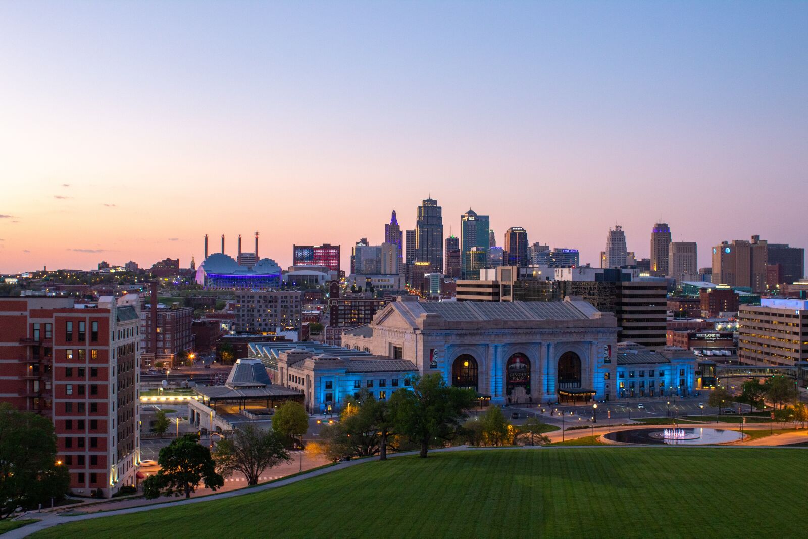 Canon EOS 1300D (EOS Rebel T6 / EOS Kiss X80) sample photo. Kansas city, skyline, dusk photography