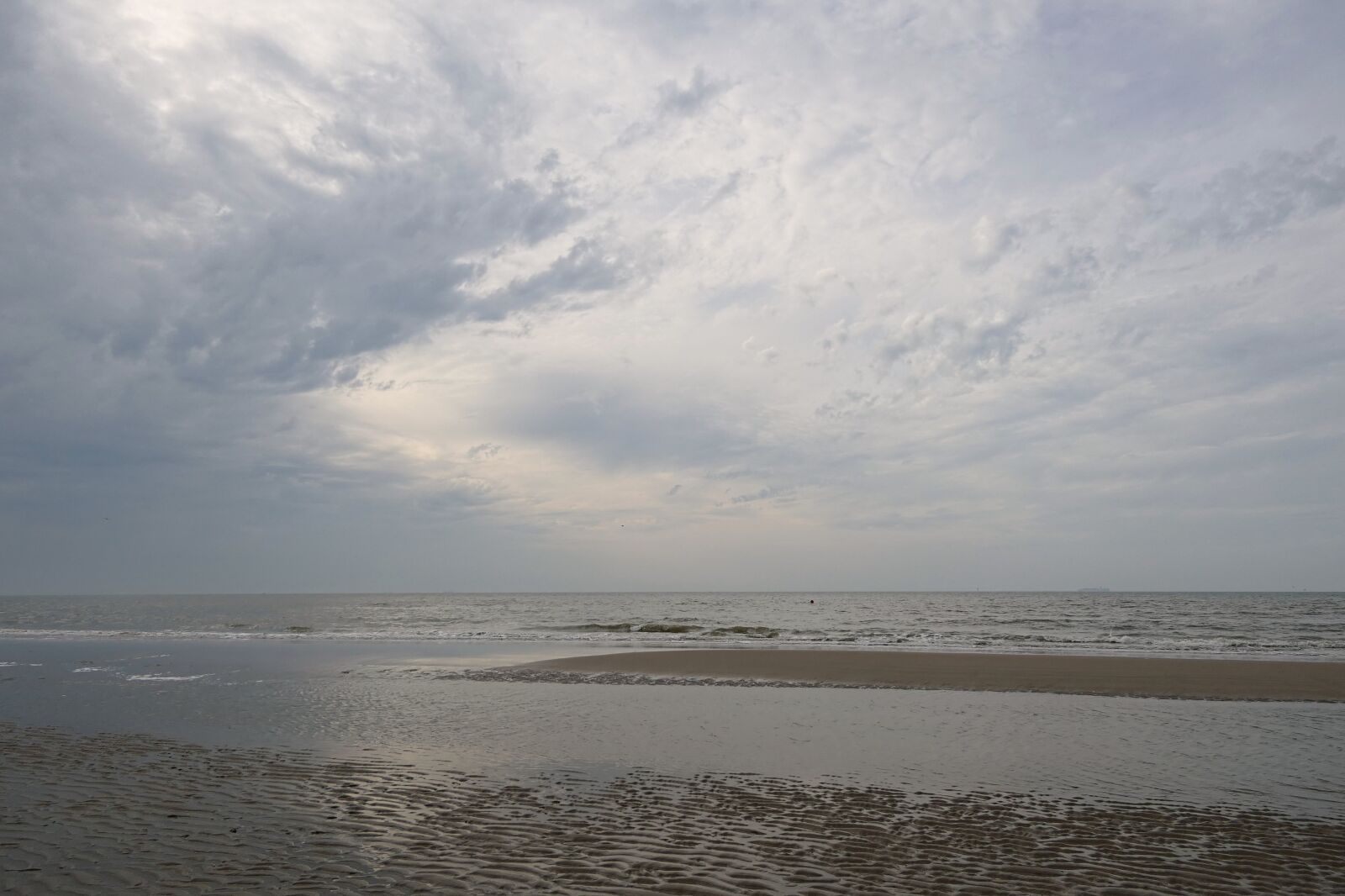 Panasonic Lumix DMC-FZ2500 (Lumix DMC-FZ2000) sample photo. Sea, clouds, ocean photography
