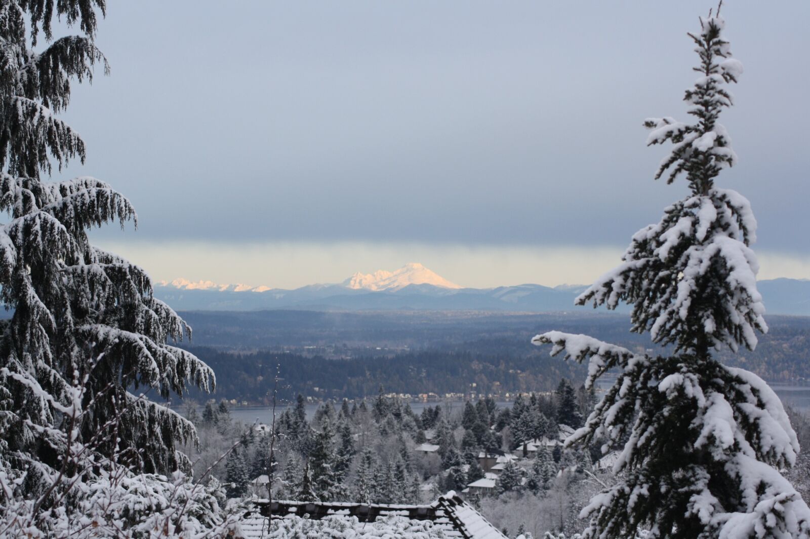 Canon EOS 1000D (EOS Digital Rebel XS / EOS Kiss F) sample photo. Volcano, winter, white photography