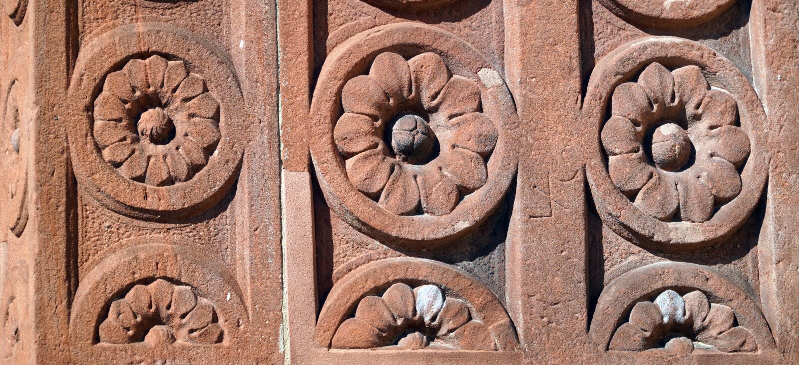 Sony E PZ 18-105mm F4 G OSS sample photo. Sand stone, trim, rosette photography