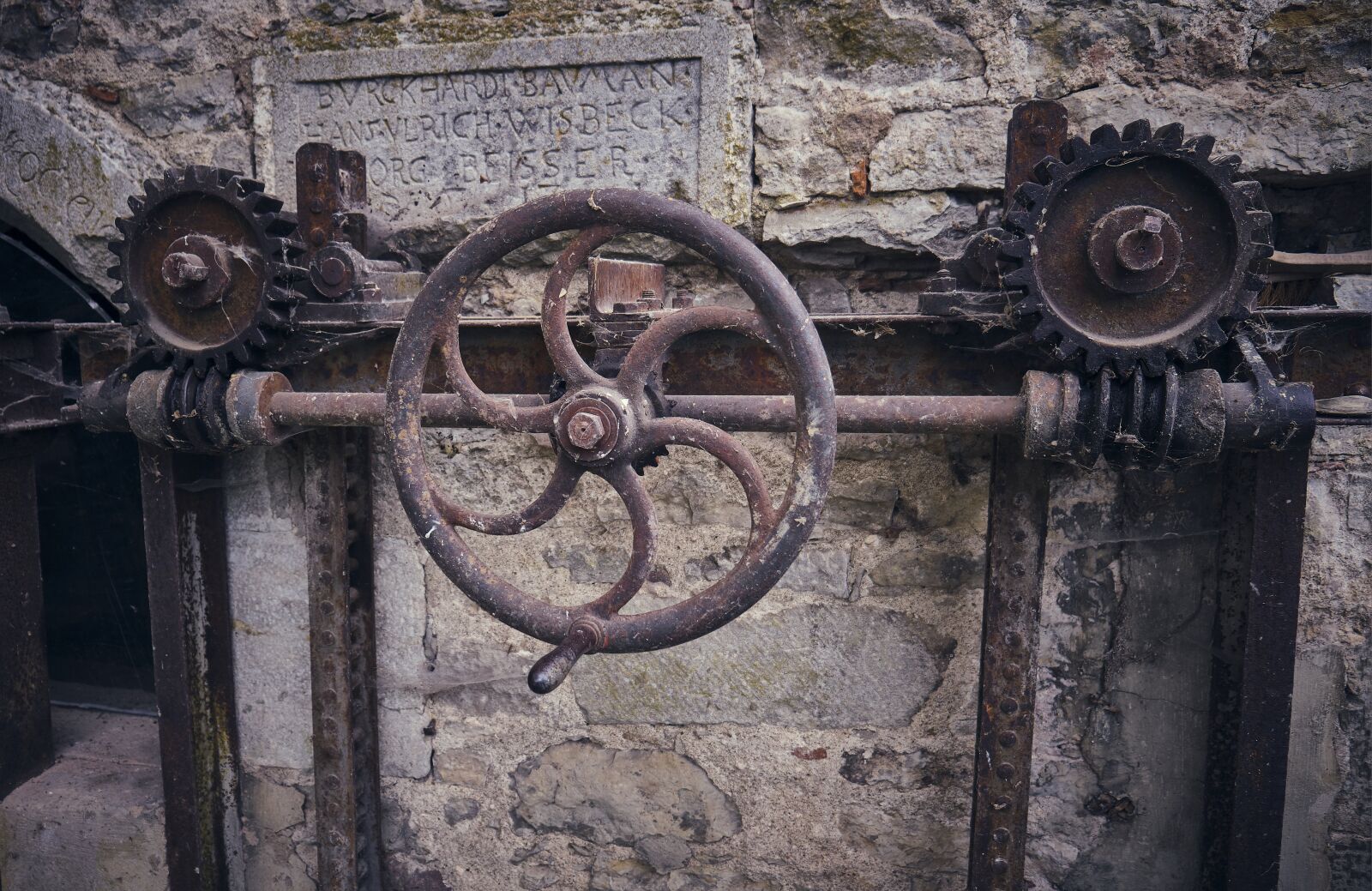 Fujifilm XF 18-55mm F2.8-4 R LM OIS sample photo. Wheel, metal, lock photography