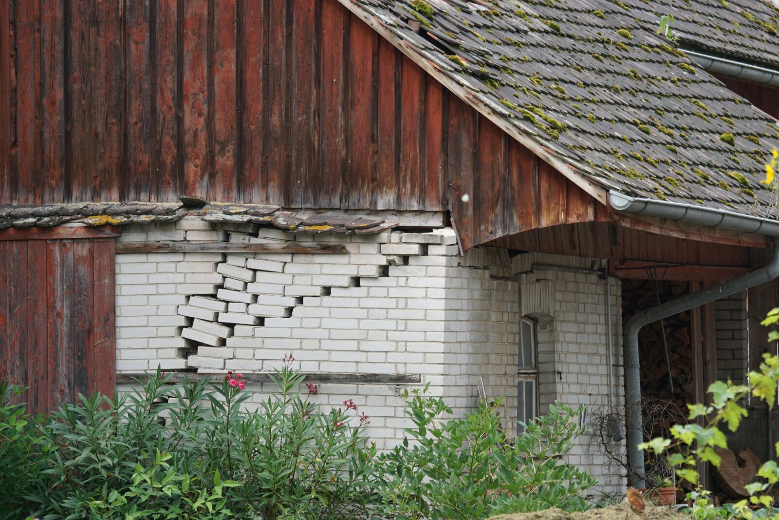 Sony 70-400mm F4-5.6 G SSM sample photo. Abandoned place, truss, timber photography