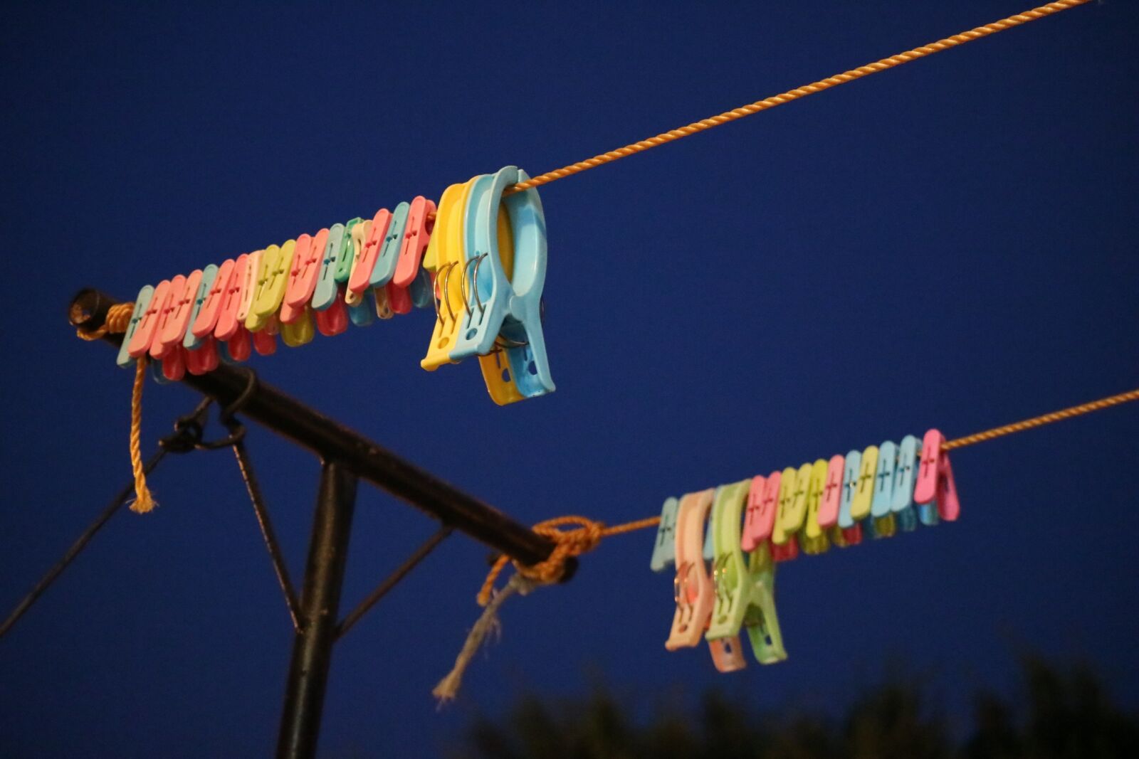Canon EOS M3 sample photo. Laundry, tongs, night photography