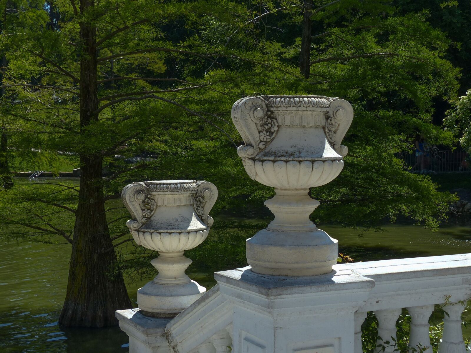 Panasonic Lumix DMC-FZ200 sample photo. Vase, park, trees photography