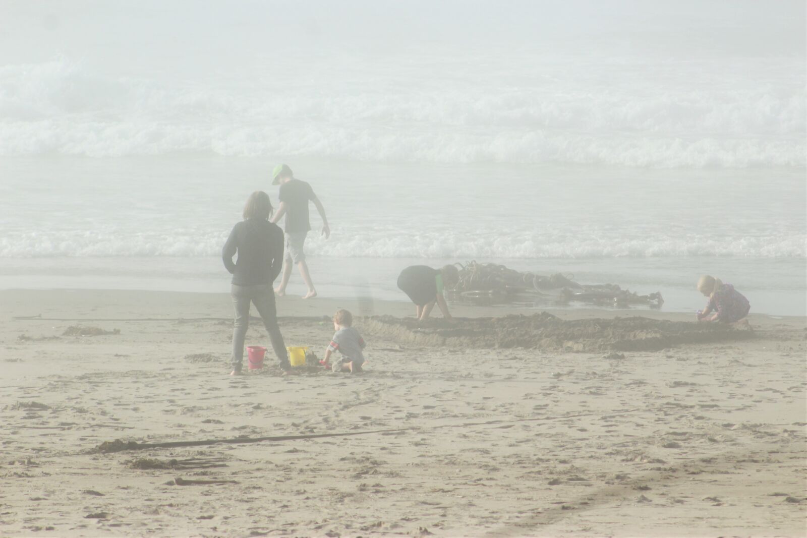 Canon EF 75-300mm f/4-5.6 sample photo. Beach, family photography