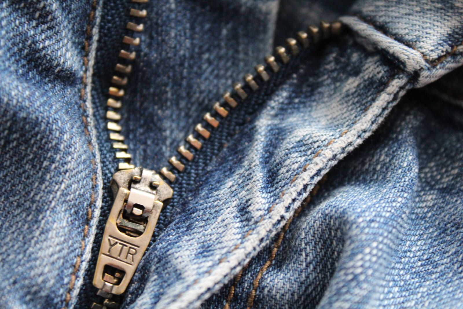 Canon EOS 1200D (EOS Rebel T5 / EOS Kiss X70 / EOS Hi) sample photo. Zip, jeans, clothing photography