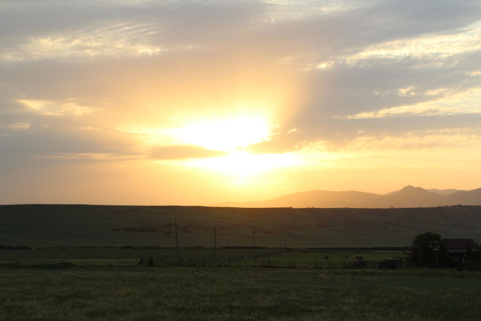 Canon EOS 1300D (EOS Rebel T6 / EOS Kiss X80) sample photo. Sunset, village, country sunset photography