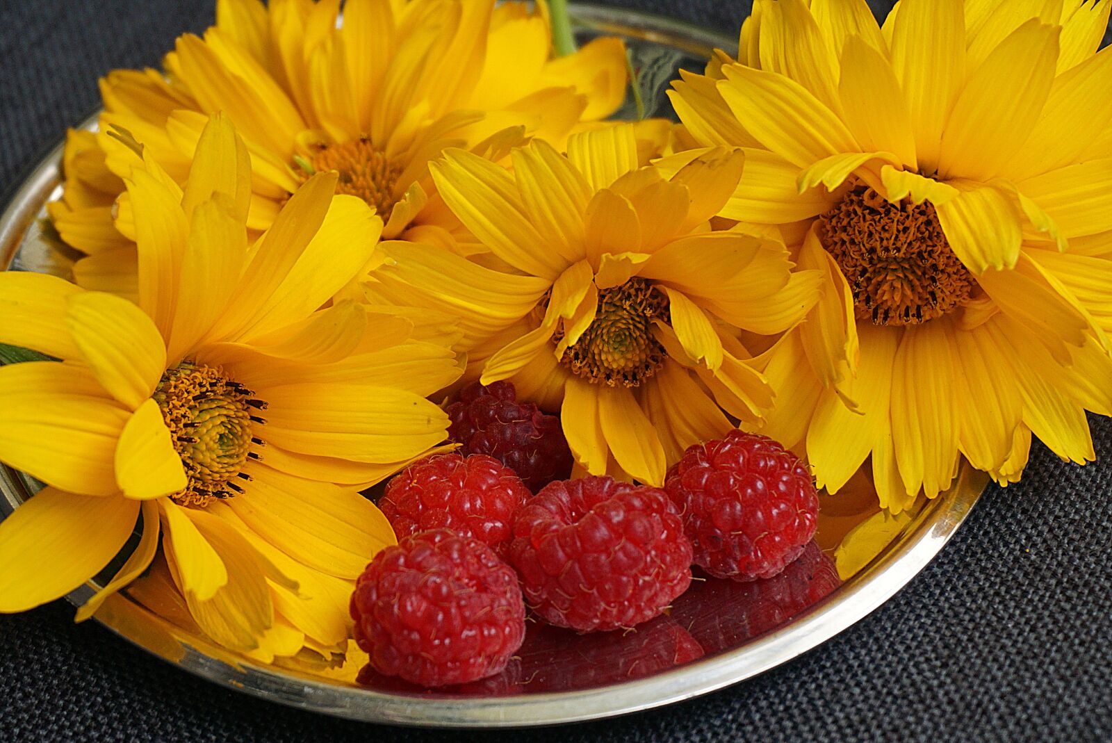 Sony a6000 sample photo. Yellow flowers, malin, food photography