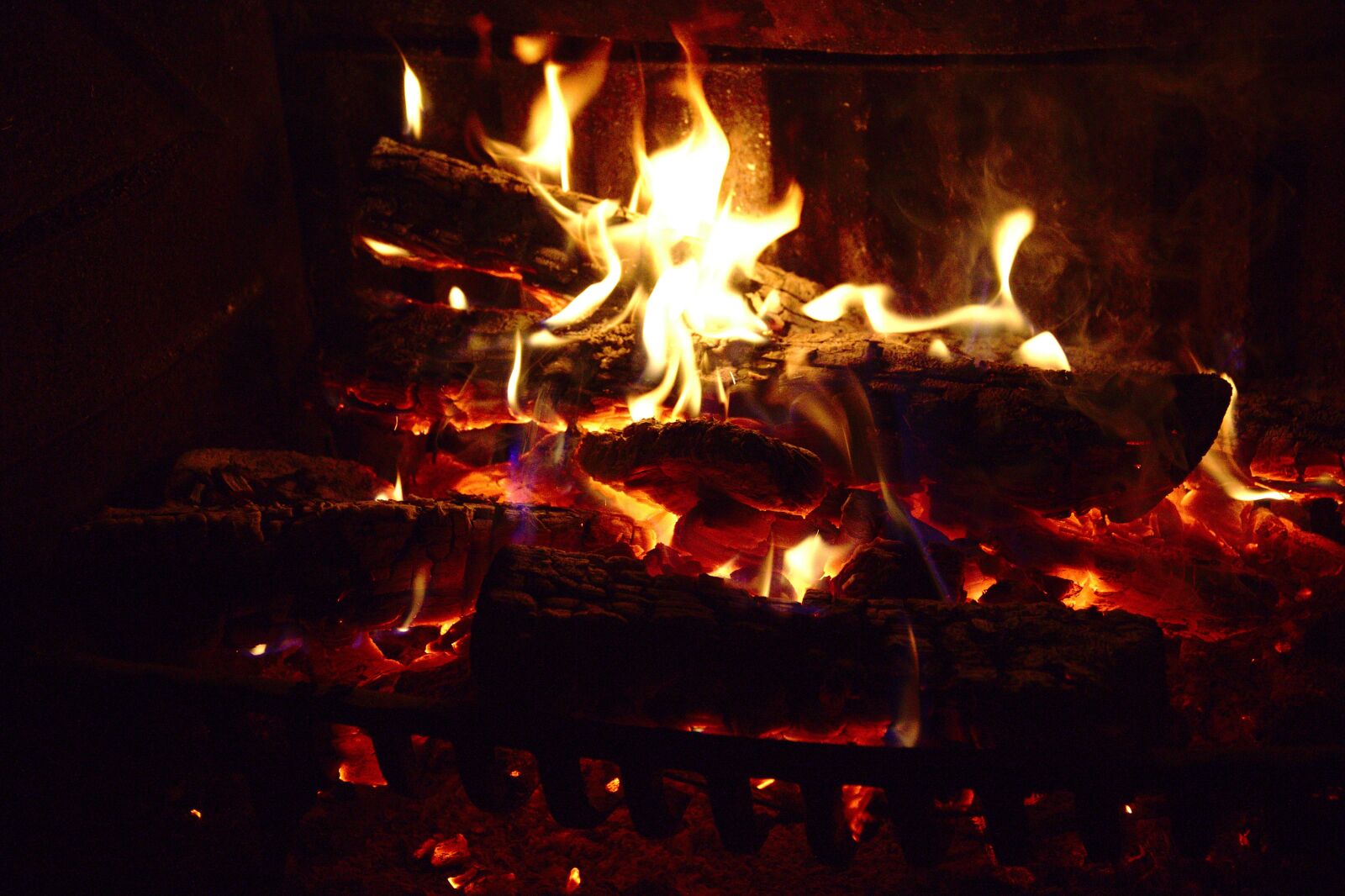 Canon EF-S 18-135mm F3.5-5.6 IS sample photo. Fire, embers, heat photography