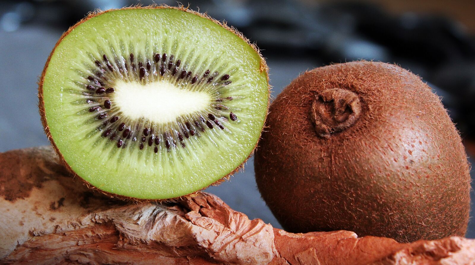Canon EOS 550D (EOS Rebel T2i / EOS Kiss X4) sample photo. Kiwi, fruit, healthy photography