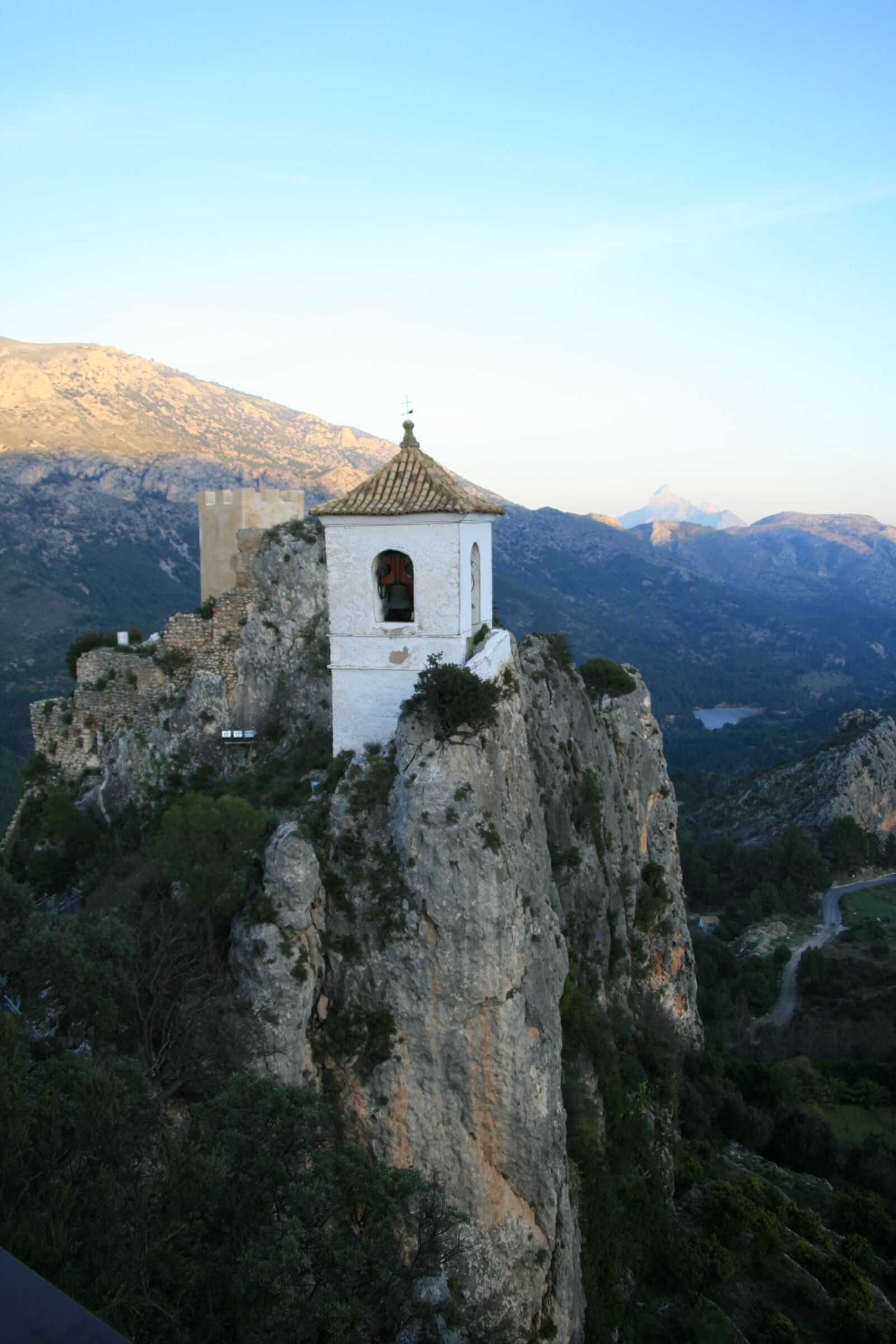 Canon EOS 400D (EOS Digital Rebel XTi / EOS Kiss Digital X) sample photo. Watchtower, rock wall, spain photography