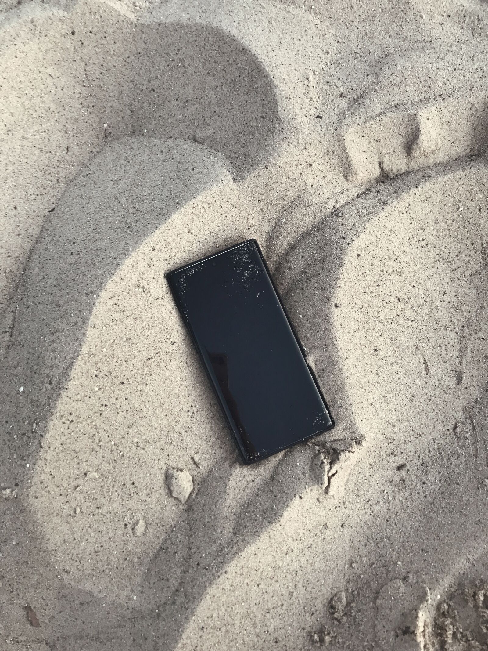 Apple iPhone 7 Plus sample photo. Phone, sand, beach photography