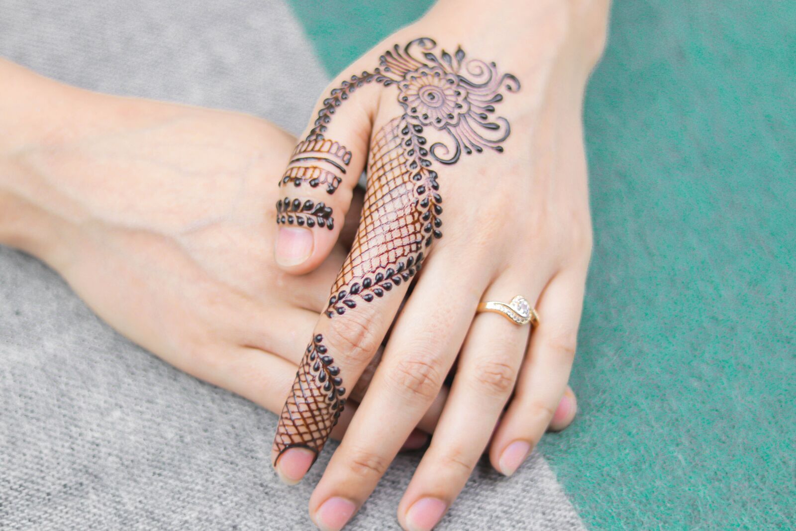 Canon EOS 80D sample photo. Jewellery, draw, palm photography