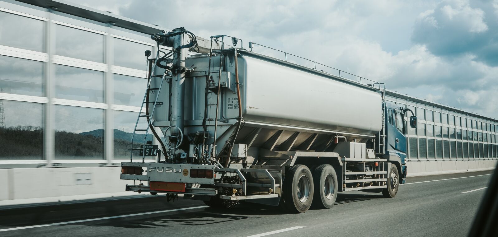 Sony a7 III + Sony Sonnar T* FE 35mm F2.8 ZA sample photo. Highway, truck, japan photography