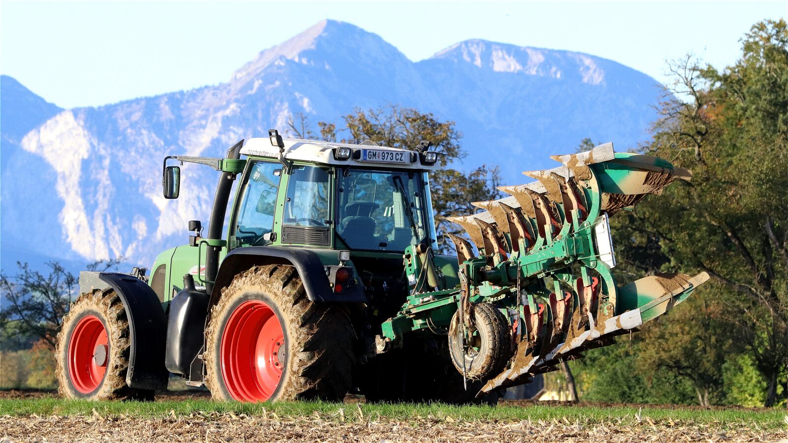 Canon EOS 77D (EOS 9000D / EOS 770D) + Canon EF 70-300 F4-5.6 IS II USM sample photo. Plough, tractor, tractors photography