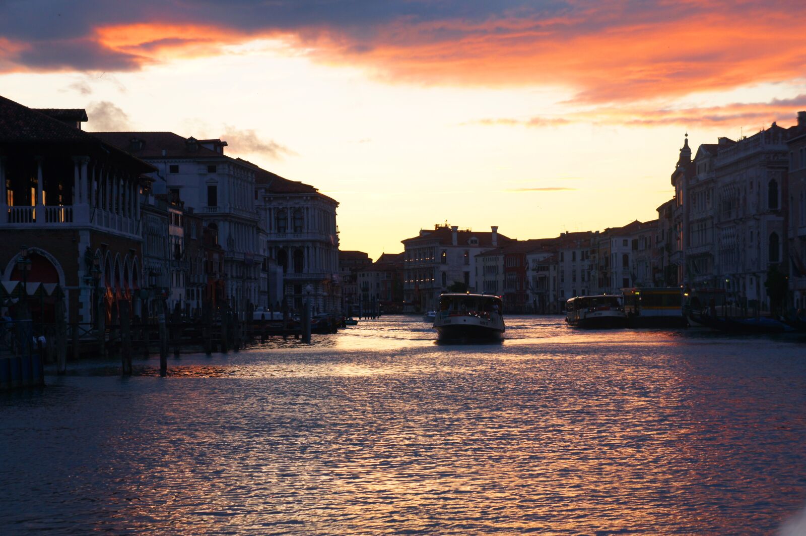 Sony Alpha NEX-C3 sample photo. Venice, evening in venice photography