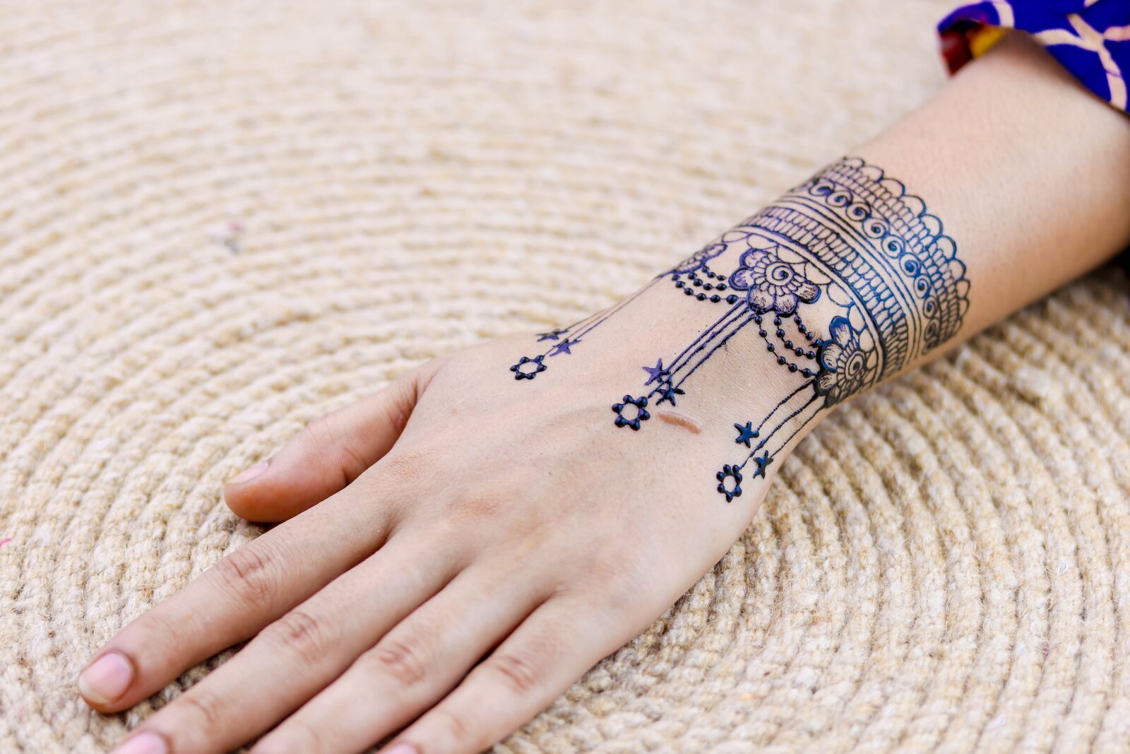 Canon EOS 80D + Canon EF 50mm F1.8 STM sample photo. Henna, hands, mehendi photography