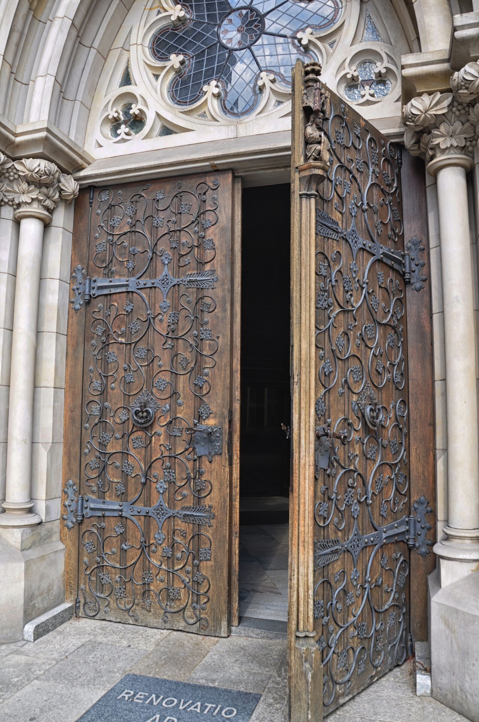 Nikon D90 sample photo. Gates, the doors of photography