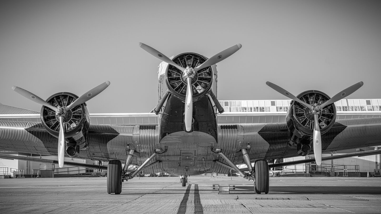 Canon EF 24-105mm F4L IS USM sample photo. Gray, airplane photography