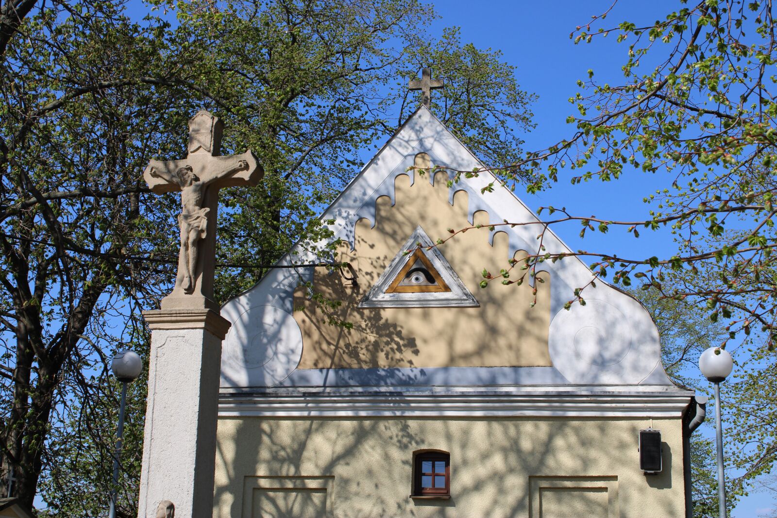 Canon EOS 2000D (EOS Rebel T7 / EOS Kiss X90 / EOS 1500D) sample photo. Chapel, cross, eye photography