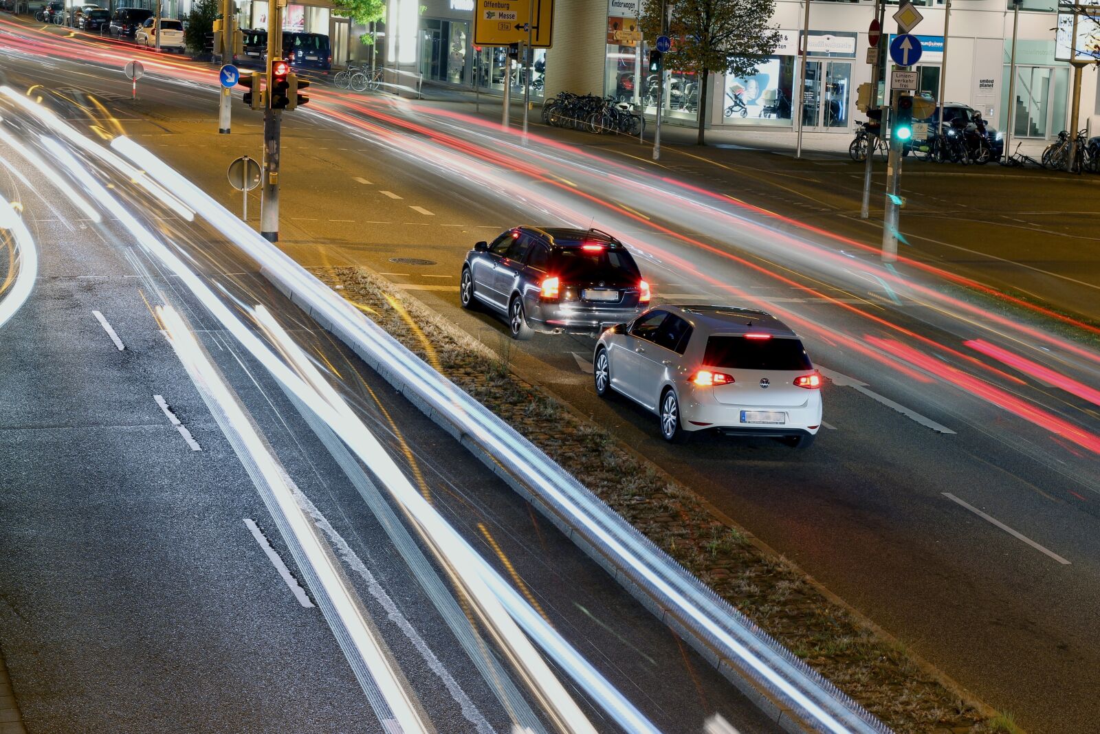 Canon EOS 600D (Rebel EOS T3i / EOS Kiss X5) sample photo. Traffic, road, traffic lights photography