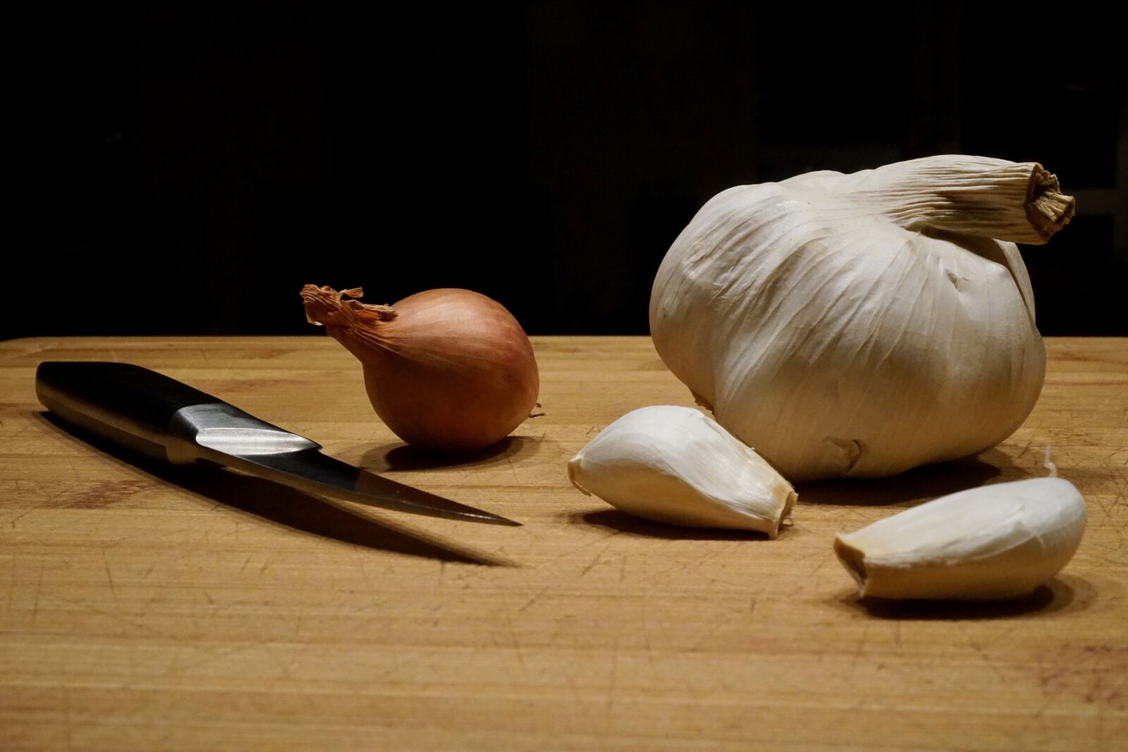 Sony a7 II + Sony FE 28-70mm F3.5-5.6 OSS sample photo. Garlic, onion, food photography