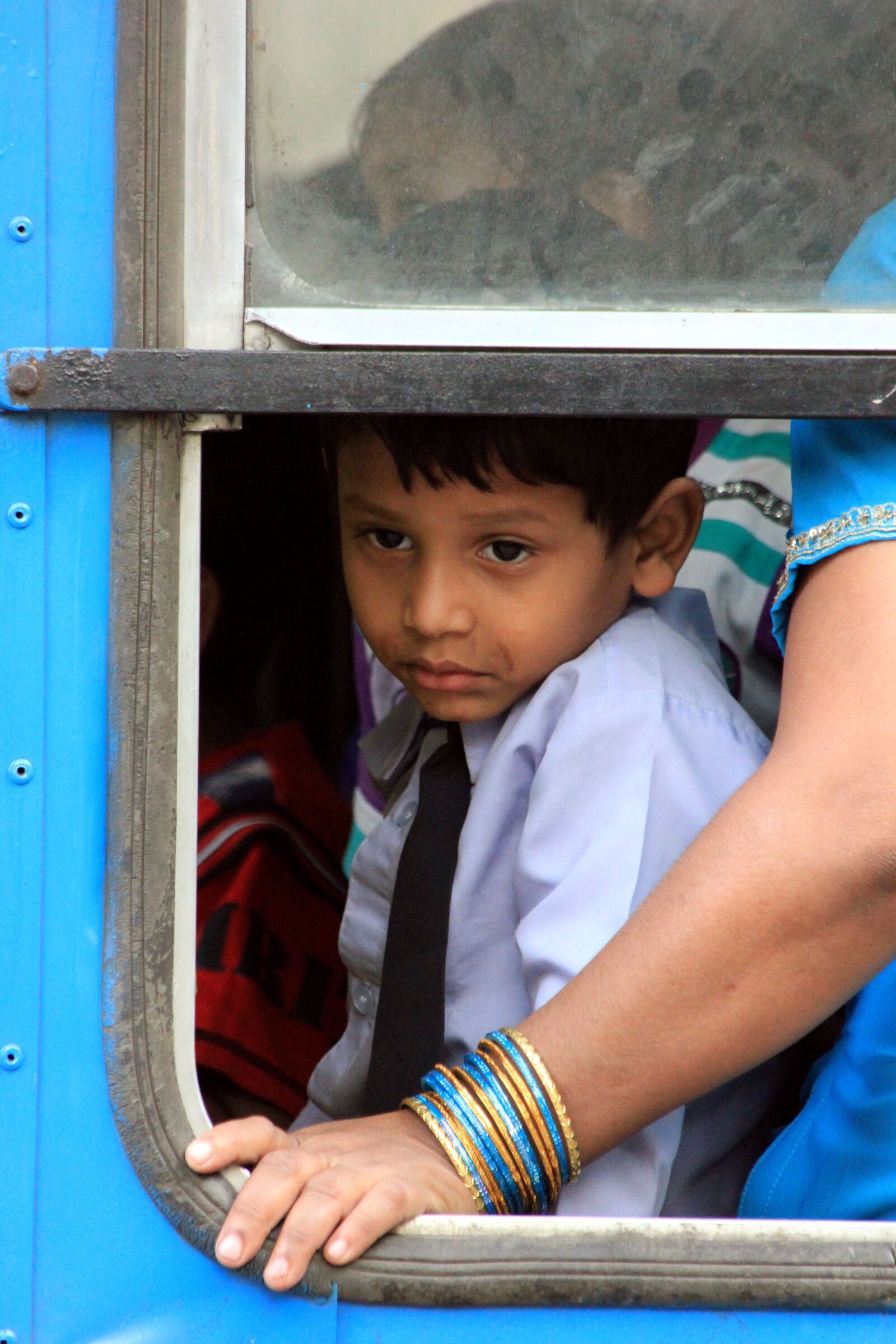 Canon EOS 550D (EOS Rebel T2i / EOS Kiss X4) sample photo. Child, bus, recklessness photography