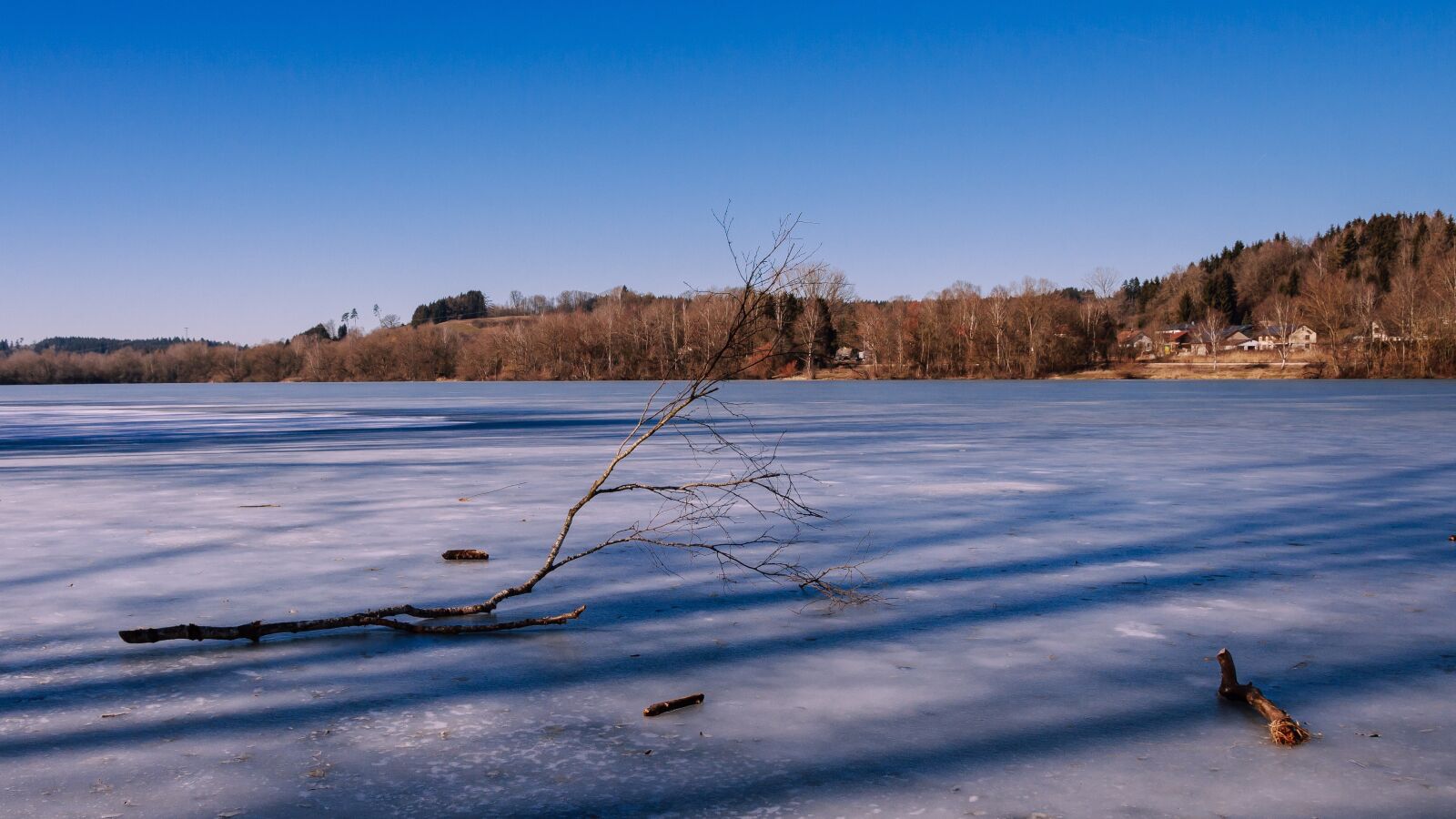 Canon EOS 650D (EOS Rebel T4i / EOS Kiss X6i) sample photo. Frozen lake, destination finger photography