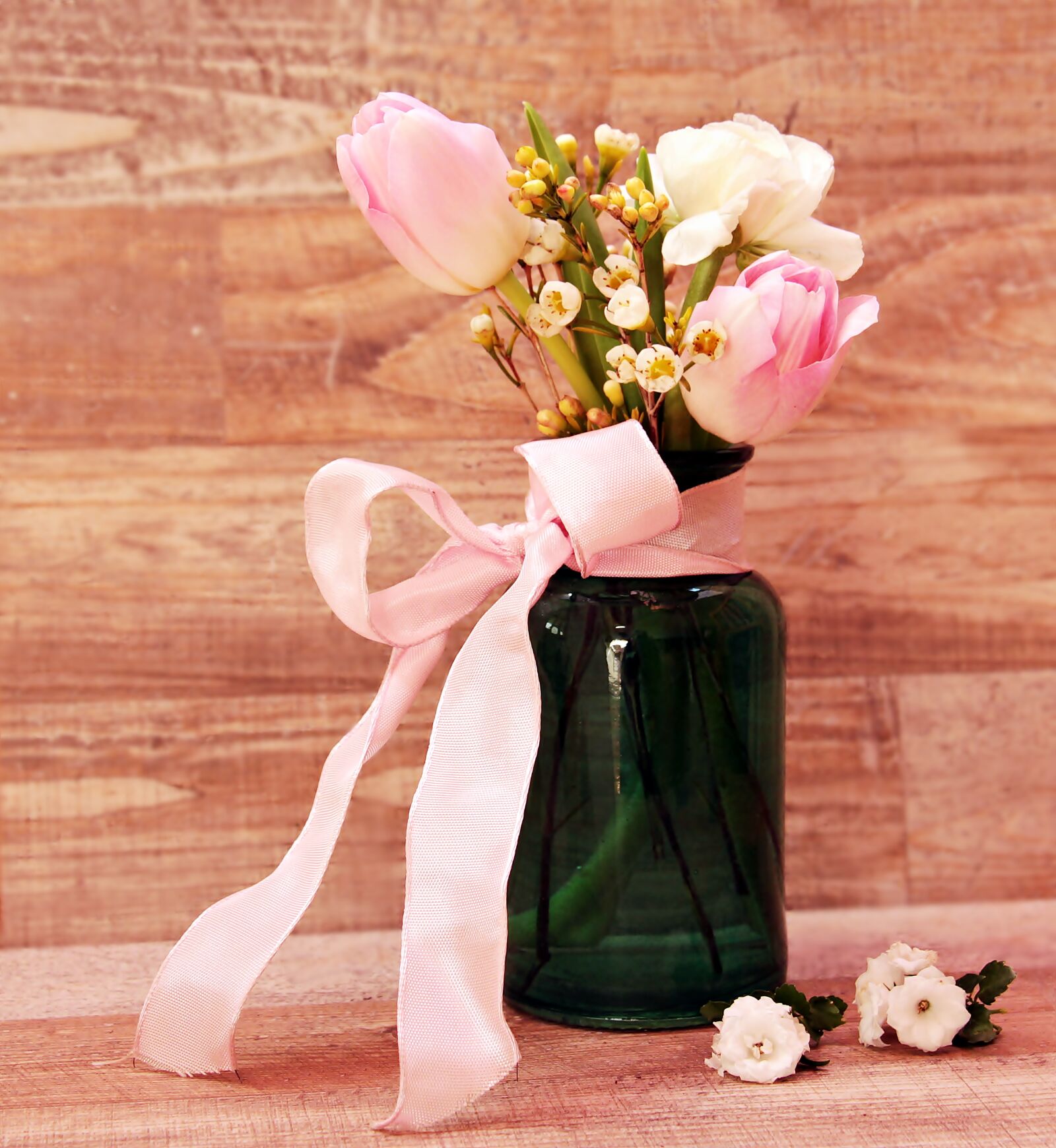 Canon EOS 550D (EOS Rebel T2i / EOS Kiss X4) sample photo. Tulips, ranunculus, vase photography