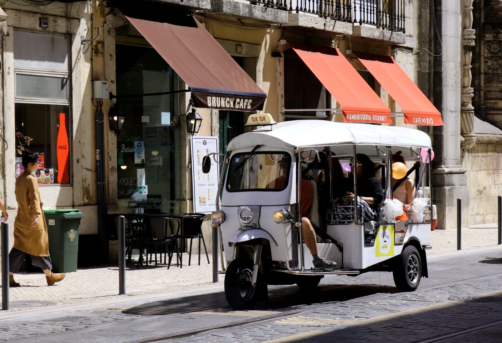 Canon EOS 200D (EOS Rebel SL2 / EOS Kiss X9) sample photo. Lisbon, tuk tuk, portugal photography