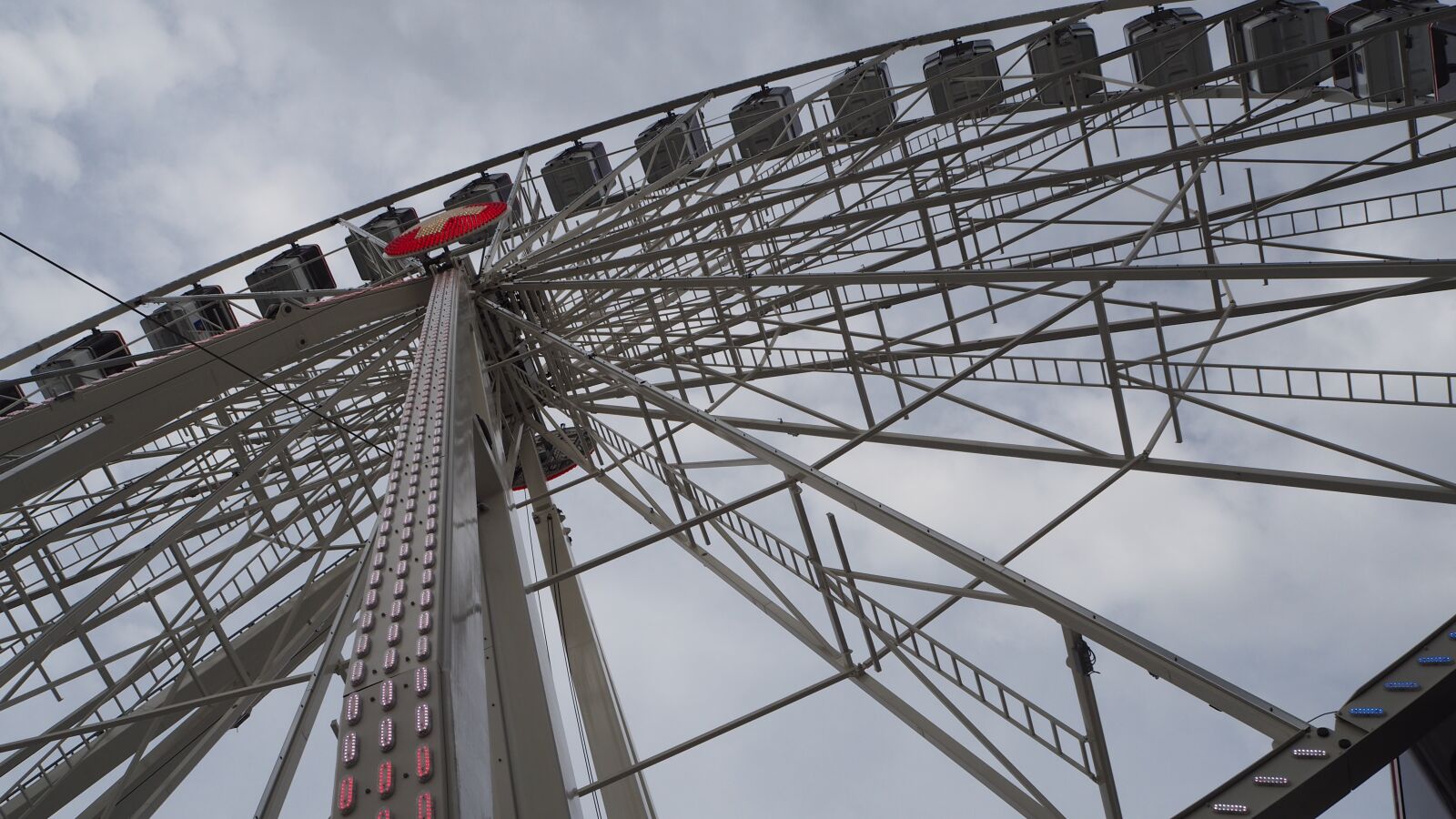 Olympus OM-D E-M10 II sample photo. Ferris wheel, gondola, carousel photography