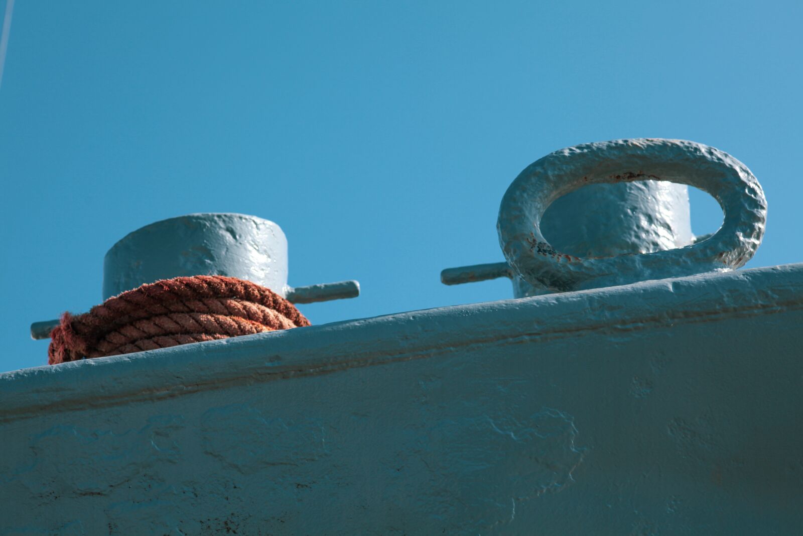 Canon EOS 5D Mark II sample photo. Bollard, dew, rope photography