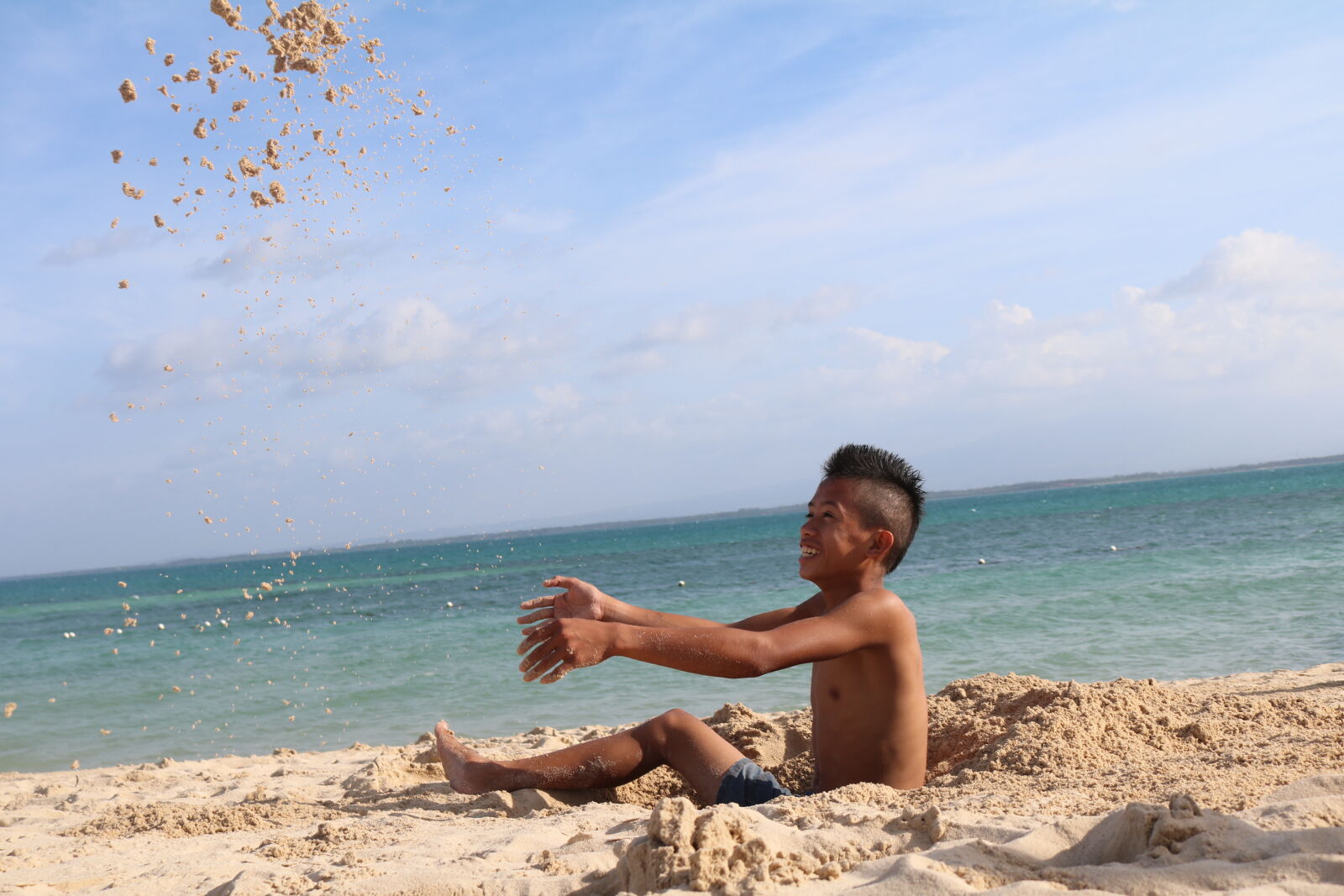Canon EOS 750D (EOS Rebel T6i / EOS Kiss X8i) sample photo. Playing, sand photography