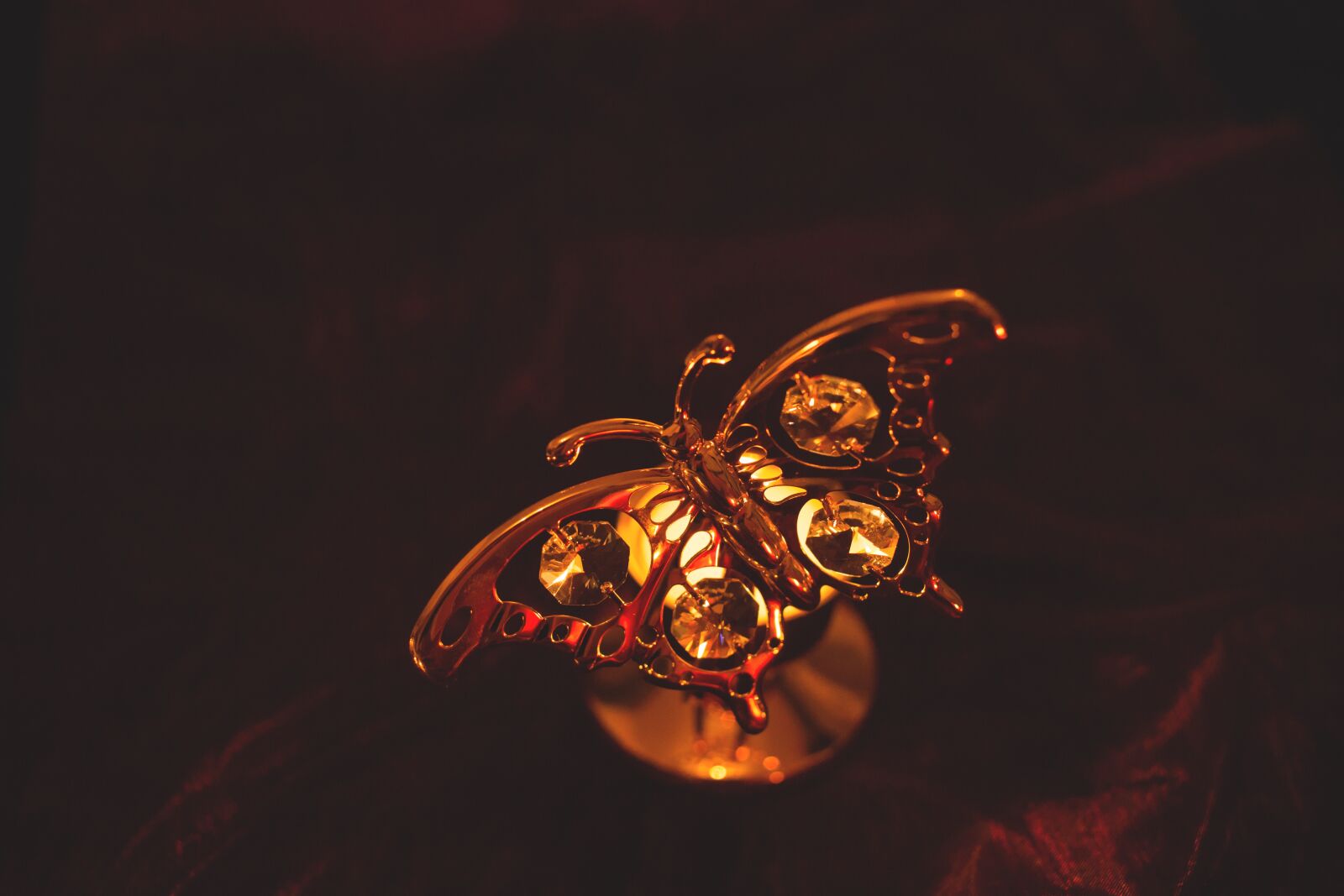 Canon EF 40mm F2.8 STM sample photo. Backgrounds, brass, bronze photography