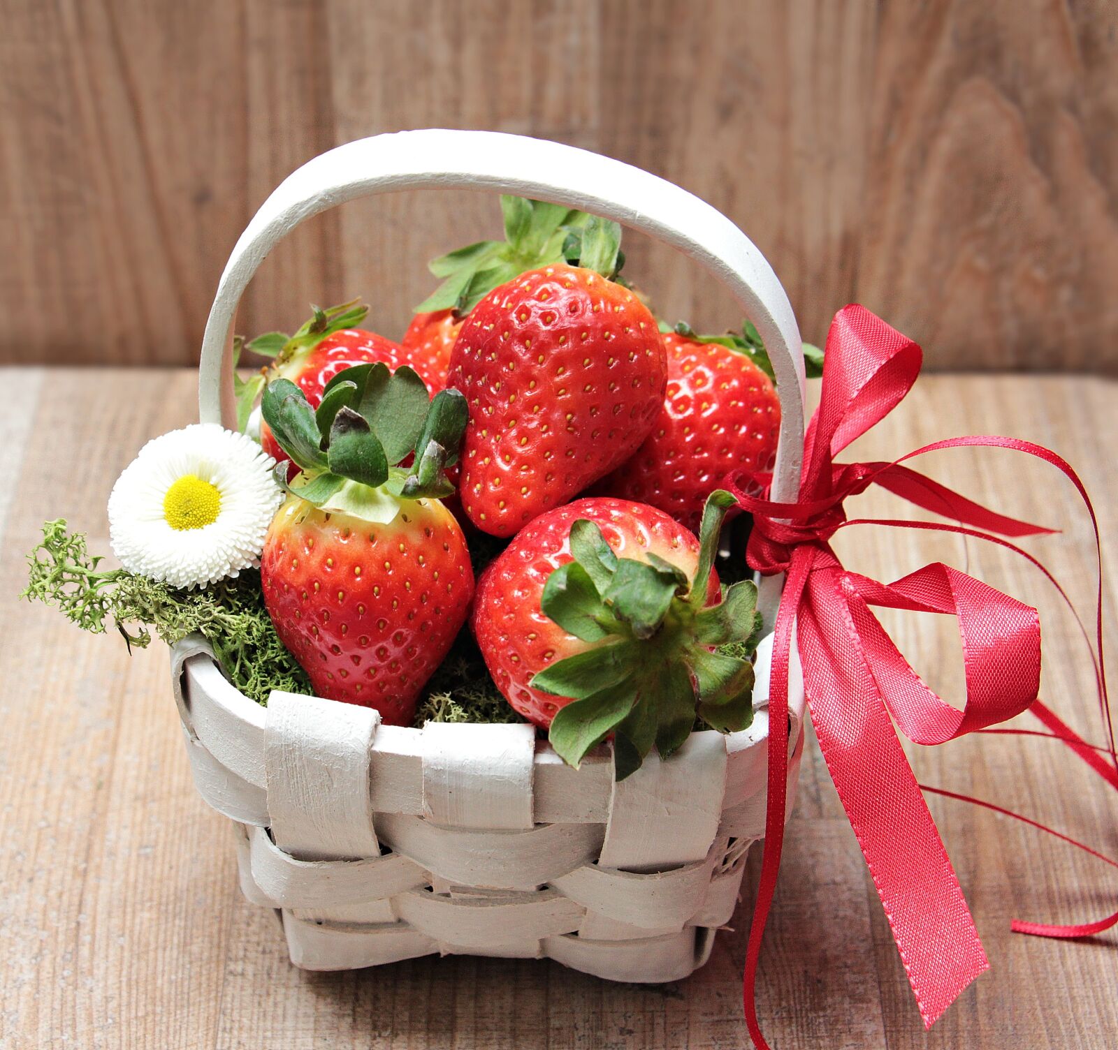 Canon EOS 550D (EOS Rebel T2i / EOS Kiss X4) sample photo. Strawberries, basket, moss photography