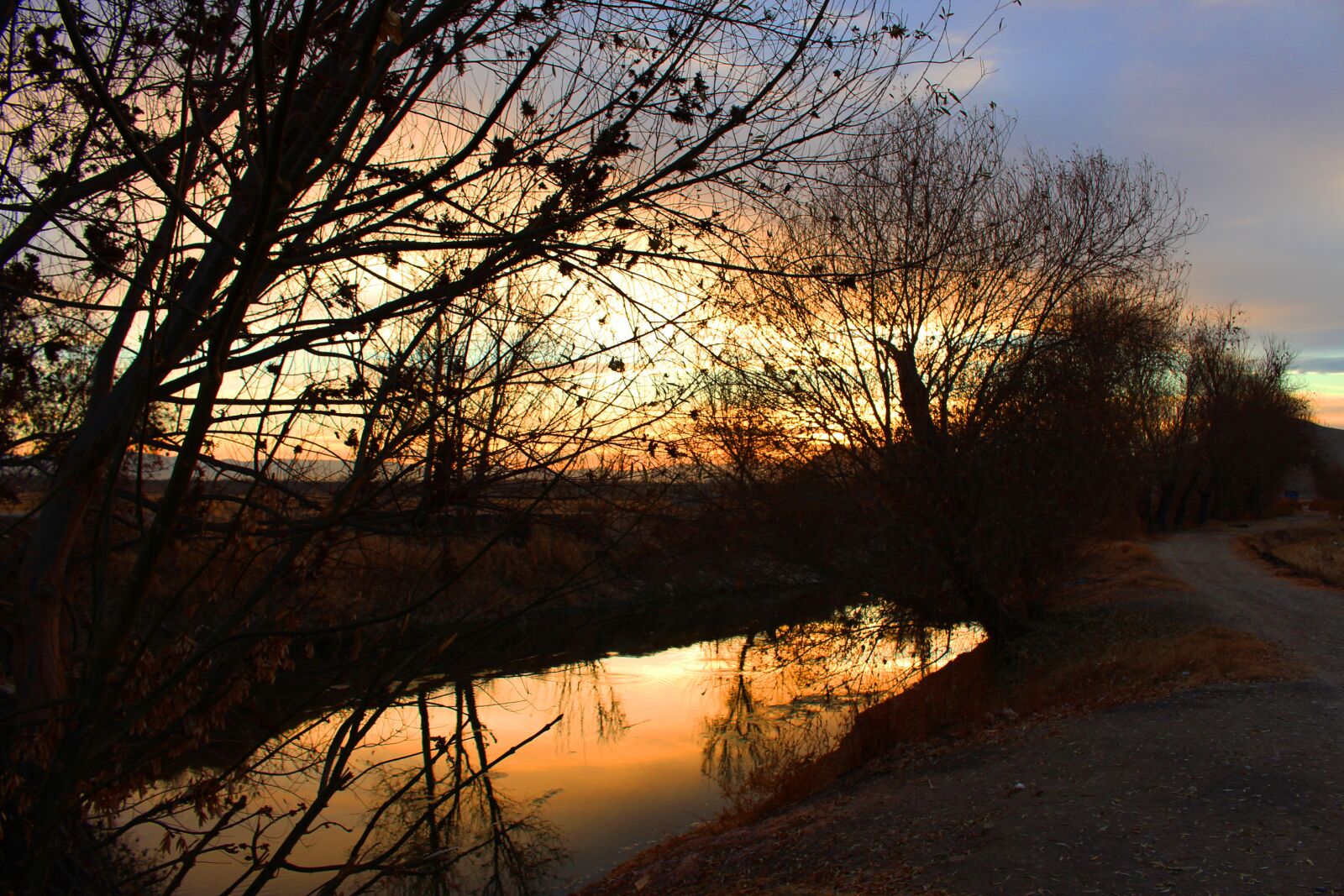 Canon EOS 700D (EOS Rebel T5i / EOS Kiss X7i) + Canon EF-S 18-55mm F3.5-5.6 IS STM sample photo. River, sunset, backlighting photography