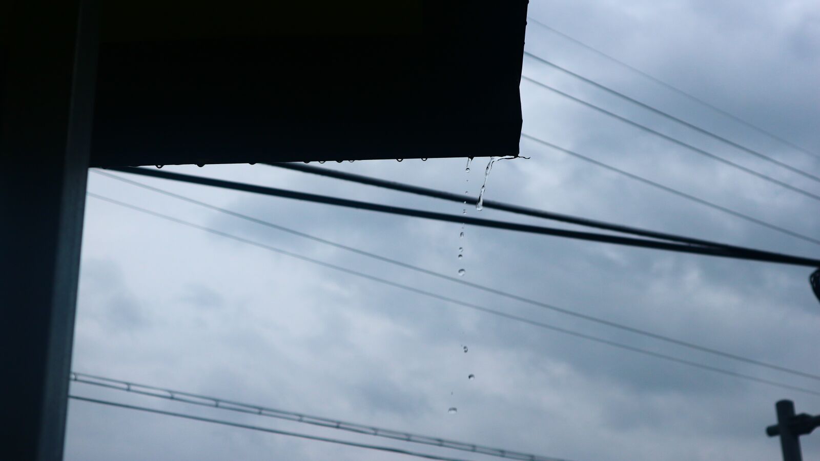 Canon EOS M10 sample photo. Eaves, trickle, rainwater photography