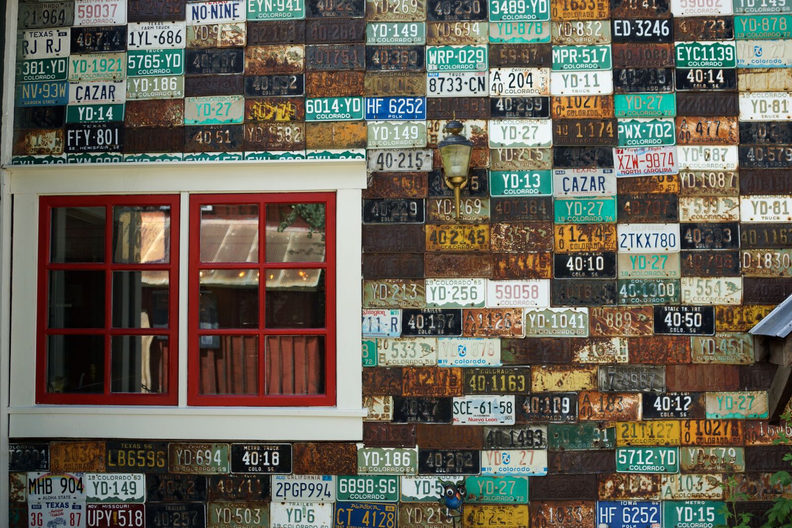 Sony SLT-A65 (SLT-A65V) sample photo. Antique, window, license plate photography