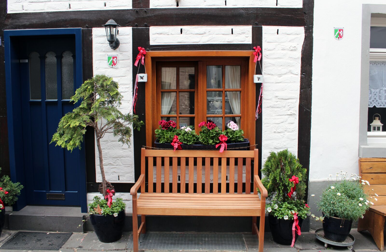 Canon EOS 600D (Rebel EOS T3i / EOS Kiss X5) sample photo. Bank, garden bench, old photography