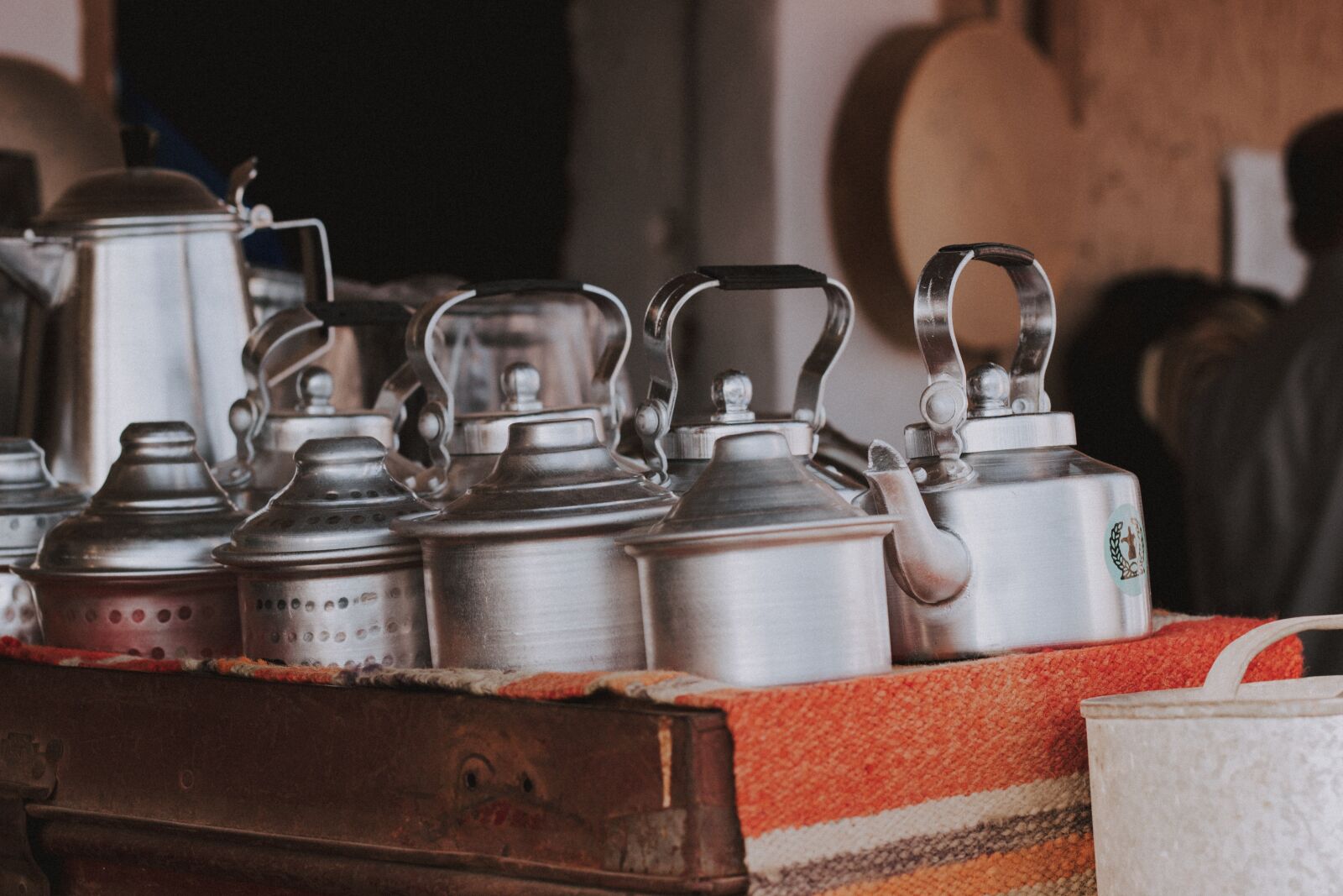 Canon EOS 600D (Rebel EOS T3i / EOS Kiss X5) + Canon EF 50mm F1.8 II sample photo. Kettle, old, vintage photography